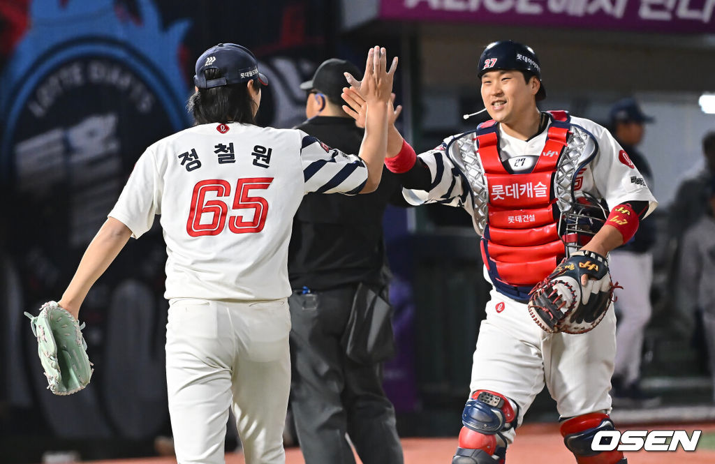 2일 부산 사직야구장에서 2025 신한 SOL 뱅크 KBO 리그 롯데 자이언츠와 NC 다이노스의 경기가 열렸다. 홈팀 롯데는 나균안, 방문팀 NC는 최성영이 선발 출전했다.롯데 자이언츠 정철원이 7회초 2사 1,2루 NC 다이노스 박건우를 투수 땅볼로 잡고 유강남과 하이파이브를 하고 있다. 2025.05.02 / foto0307@osen.co.kr