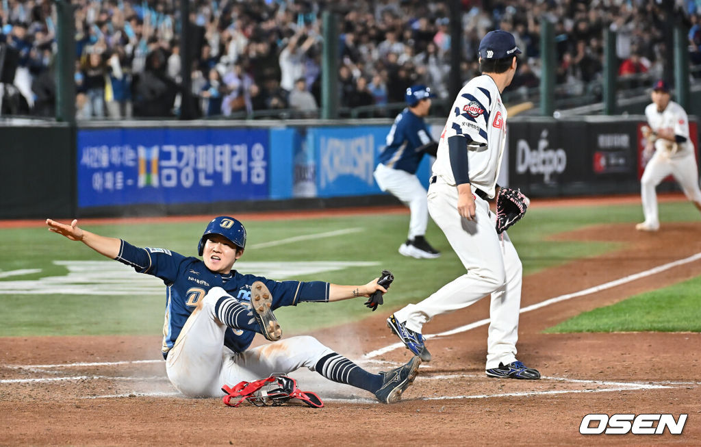 2일 부산 사직야구장에서 2025 신한 SOL 뱅크 KBO 리그 롯데 자이언츠와 NC 다이노스의 경기가 열렸다. 홈팀 롯데는 나균안, 방문팀 NC는 최성영이 선발 출전했다.NC 다이노스 박민우가 8회초 2사 만루 롯데 자이언츠 김원중의 폭투때 득점을 올리고 있다. 2025.05.02 / foto0307@osen.co.kr