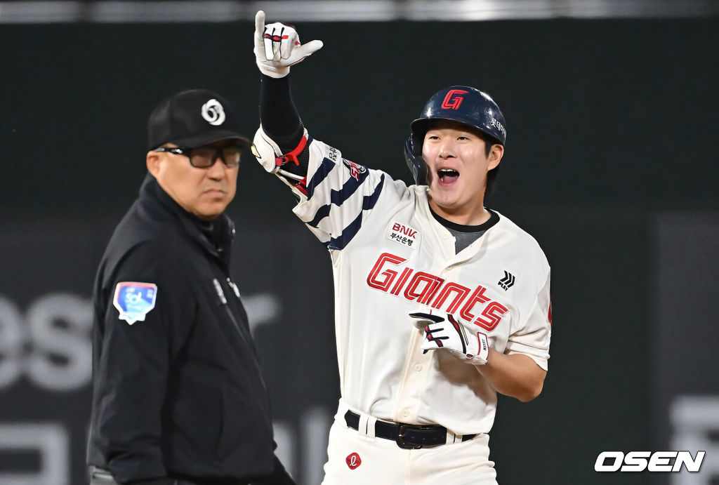 2일 부산 사직야구장에서 2025 신한 SOL 뱅크 KBO 리그 롯데 자이언츠와 NC 다이노스의 경기가 열렸다. 홈팀 롯데는 나균안, 방문팀 NC는 최성영이 선발 출전했다.롯데 자이언츠 나승엽이 8회말 1사 만루 우익수 오른쪽 역전 2타점 2루타를 치고 환호하고 있다. 2025.05.02 / foto0307@osen.co.kr