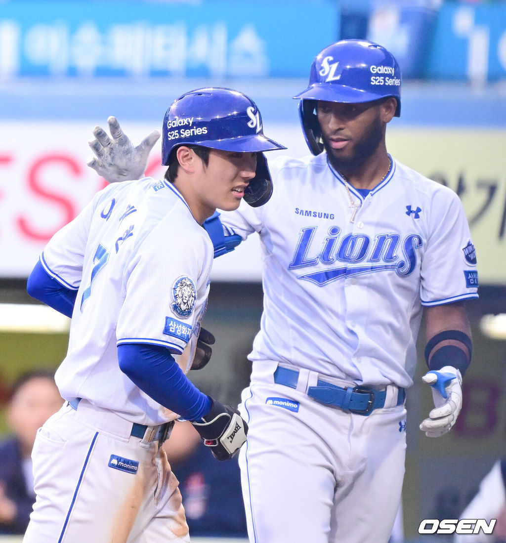 2일 대구 삼성라이온즈파크에서 '2025 신한 SOL Bank KBO리그' 삼성 라이온즈와 두산 베어스의 경기가 열렸다. 홈팀 삼성은 후라도, 두산은 잭로그를 선발로 내세웠다. 1회말 1사 3루 삼성 구자욱의 선취 1타점 희생플라이 때 3루주자 이재현이 득점을 올린 뒤 디아즈와 기쁨을 나누고 있다. 2025.05.02 / ksl0919@osen.co.kr