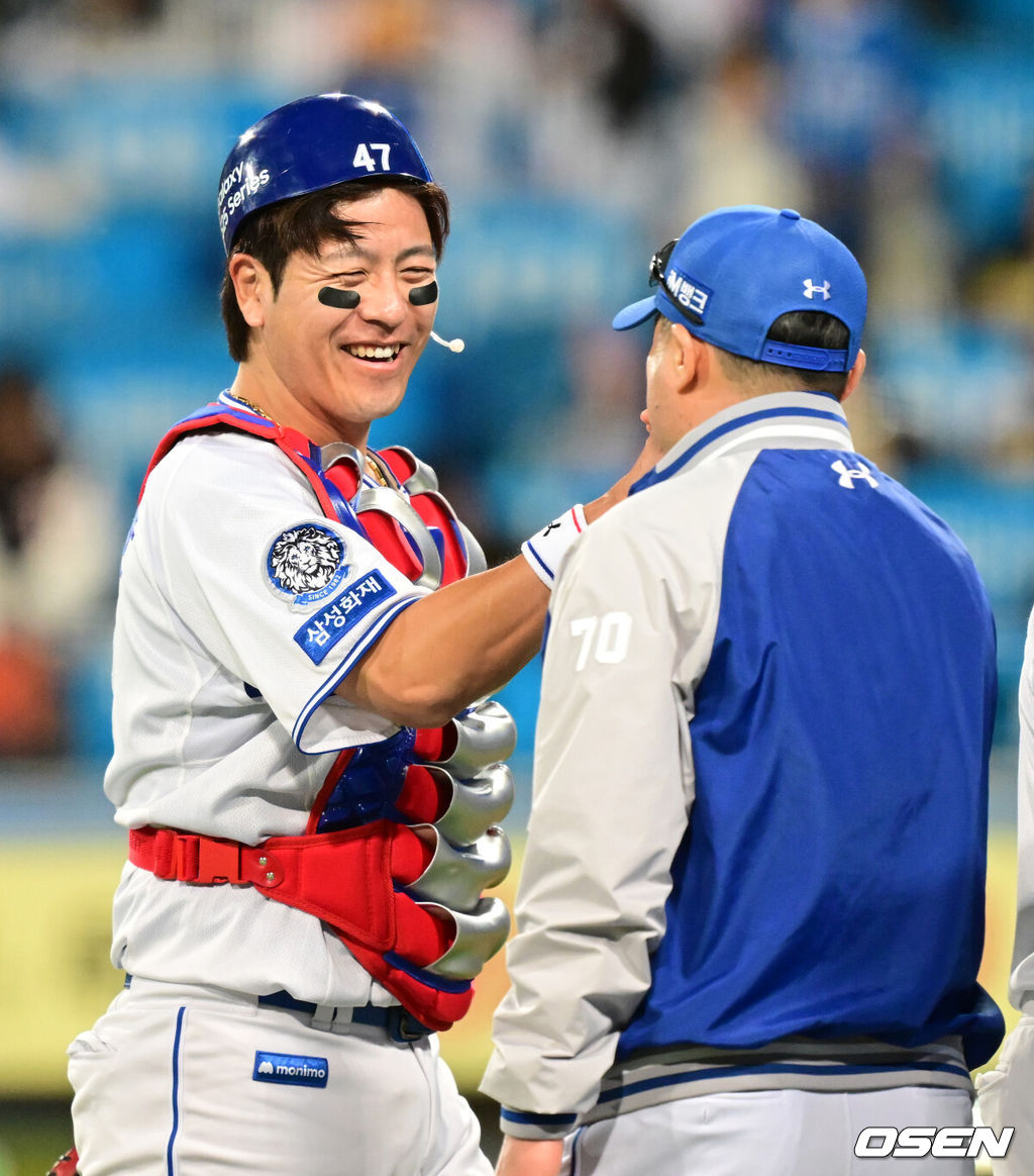 프로야구 삼성 라이온즈가 약속의 8회를 연출하며 짜릿한 승리를 가져왔다.삼성은 2일 대구삼성라이온즈파크에서 열린 두산 베어스와의 홈경기에서 외국인 타자 르윈 디아즈의 결승타로 6-2로 승리했다. 강민호는 개인 통산 2400경기 출장 기록을 세웠다. 역대 첫 번째. 반면 두산은 3연패의 늪에 빠졌다.경기 종료 후 삼성 강민호, 박진만 감독이 기쁨을 나누고 있다. 2025.05.02 / ksl0919@osen.co.kr