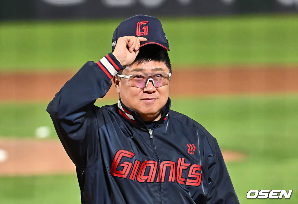 2일 부산 사직야구장에서 2025 신한 SOL 뱅크 KBO 리그 롯데 자이언츠와 NC 다이노스의 경기가 열렸다. 홈팀 롯데는 나균안, 방문팀 NC는 최성영이 선발 출전했다.롯데 자이언츠 김태형 감독이 NC 다이노스에 4-3 극적인 역전승을 올리고 팬들에게 인사를 하고 있다. 2025.05.02 / foto0307@osen.co.kr