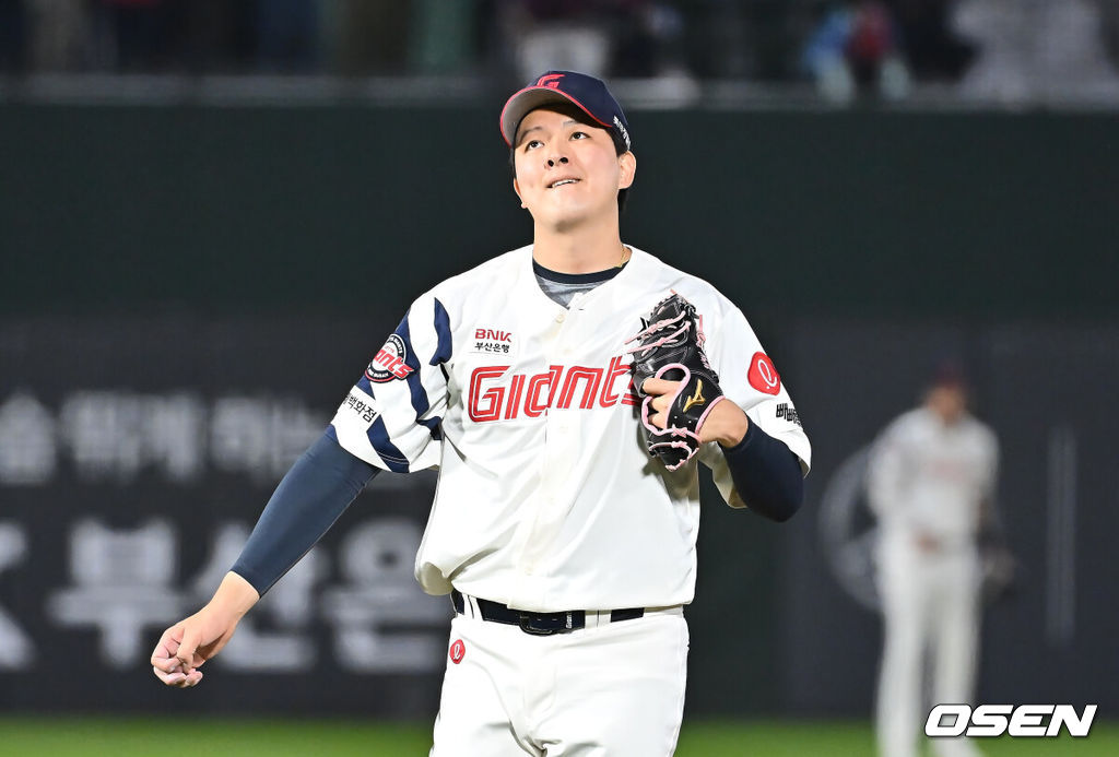 2일 부산 사직야구장에서 2025 신한 SOL 뱅크 KBO 리그 롯데 자이언츠와 NC 다이노스의 경기가 열렸다. 홈팀 롯데는 나균안, 방문팀 NC는 최성영이 선발 출전했다.롯데 자이언츠 김원중이 8회초 역전을 허용하고 아쉬워하고 있다. 2025.05.02 / foto0307@osen.co.kr