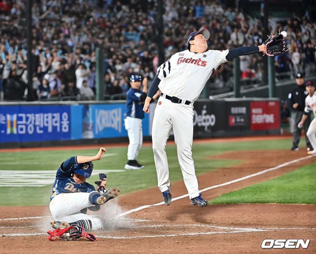 2일 부산 사직야구장에서 2025 신한 SOL 뱅크 KBO 리그 롯데 자이언츠와 NC 다이노스의 경기가 열렸다. 홈팀 롯데는 나균안, 방문팀 NC는 최성영이 선발 출전했다.NC 다이노스 박민우가 8회초 2사 만루 롯데 자이언츠 김원중의 폭투때 득점을 올리고 있다. 2025.05.02 / foto0307@osen.co.kr