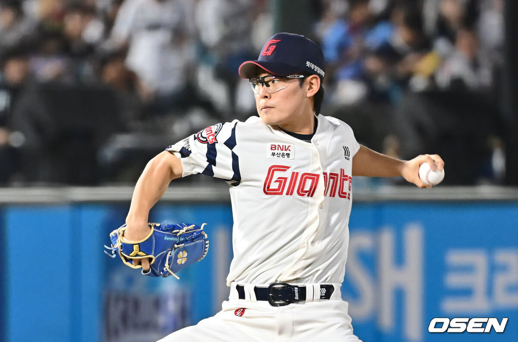 2일 부산 사직야구장에서 2025 신한 SOL 뱅크 KBO 리그 롯데 자이언츠와 NC 다이노스의 경기가 열렸다. 홈팀 롯데는 나균안, 방문팀 NC는 최성영이 선발 출전했다.롯데 자이언츠 송재영이 역투하고 있다. 2025.05.02 / foto0307@osen.co.kr