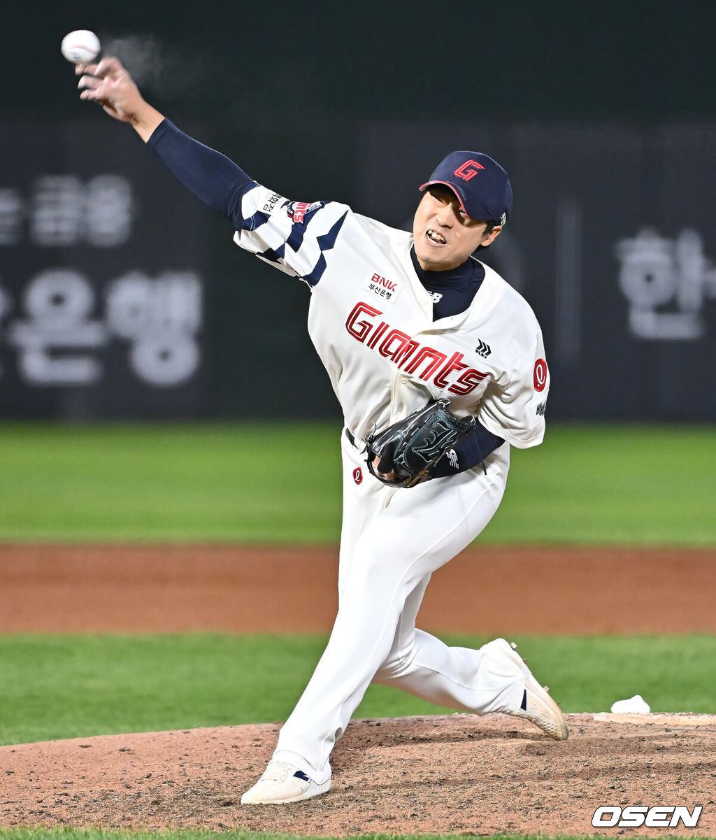 2일 부산 사직야구장에서 2025 신한 SOL 뱅크 KBO 리그 롯데 자이언츠와 NC 다이노스의 경기가 열렸다. 홈팀 롯데는 나균안, 방문팀 NC는 최성영이 선발 출전했다.롯데 자이언츠 구승민이 역투하고 있다. 2025.05.02 / foto0307@osen.co.kr