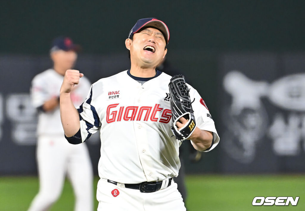 2일 부산 사직야구장에서 2025 신한 SOL 뱅크 KBO 리그 롯데 자이언츠와 NC 다이노스의 경기가 열렸다. 홈팀 롯데는 나균안, 방문팀 NC는 최성영이 선발 출전했다.롯데 자이언츠 김상수가 NC 다이노스에 4-3 극적인 역전승을 올리고 포효하고 있다. 2025.05.02 / foto0307@osen.co.kr