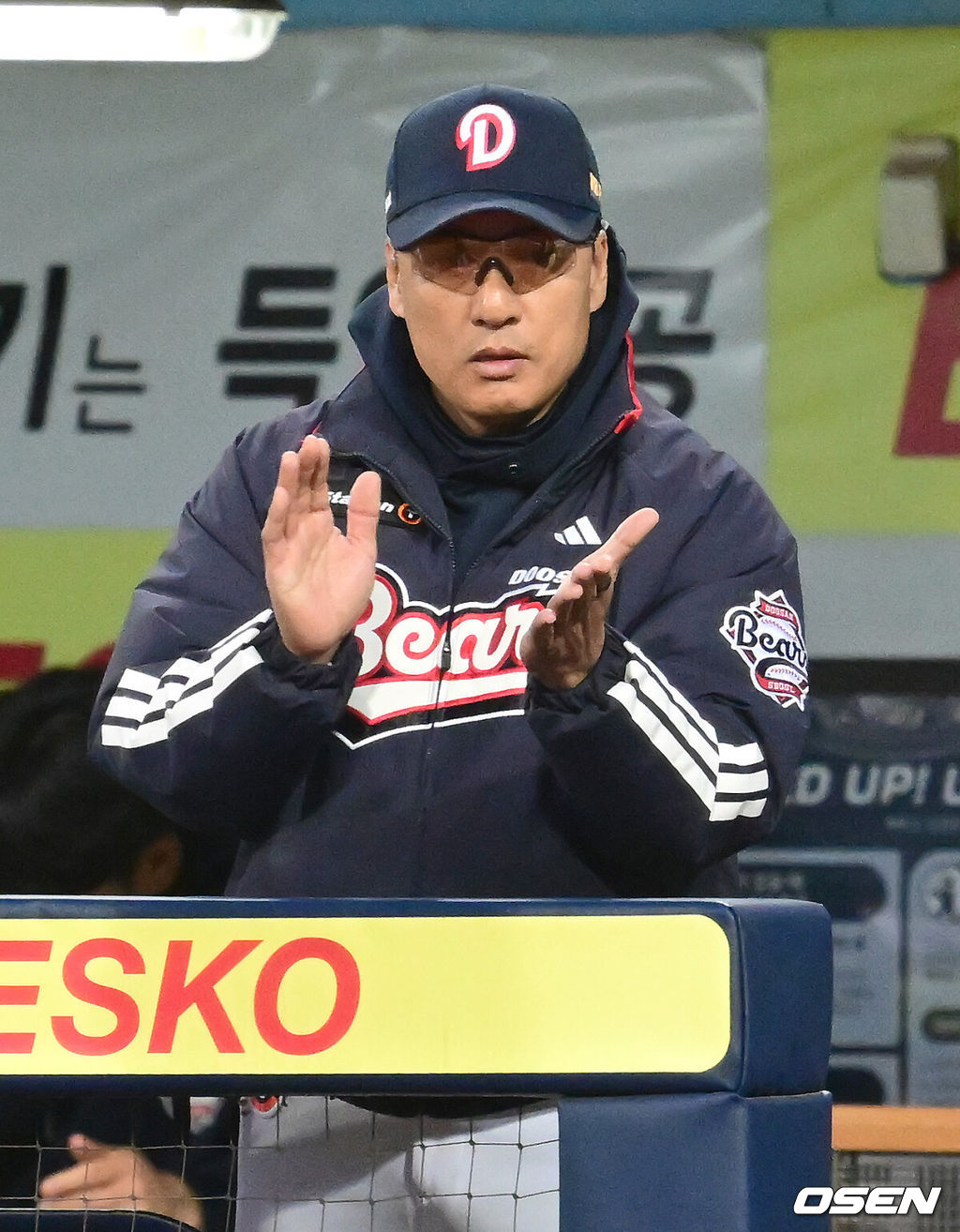 2일 대구 삼성라이온즈파크에서 '2025 신한 SOL Bank KBO리그' 삼성 라이온즈와 두산 베어스의 경기가 열렸다. 홈팀 삼성은 후라도, 두산은 잭로그를 선발로 내세웠다. 3회초 2사 1, 2루 두산 김재환이 역전 1타점 적시타 때 삼성 이승엽 감독이 기뻐하고 있다. 2025.05.02 / ksl0919@osen.co.kr