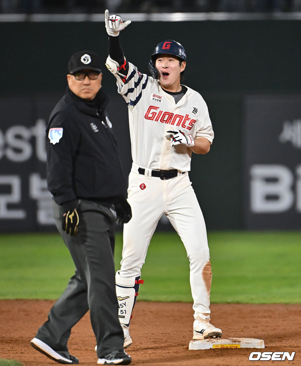2일 부산 사직야구장에서 2025 신한 SOL 뱅크 KBO 리그 롯데 자이언츠와 NC 다이노스의 경기가 열렸다. 홈팀 롯데는 나균안, 방문팀 NC는 최성영이 선발 출전했다.롯데 자이언츠 나승엽이 8회말 1사 만루 우익수 오른쪽 역전 2타점 2루타를 치고 환호하고 있다. 2025.05.02 / foto0307@osen.co.kr