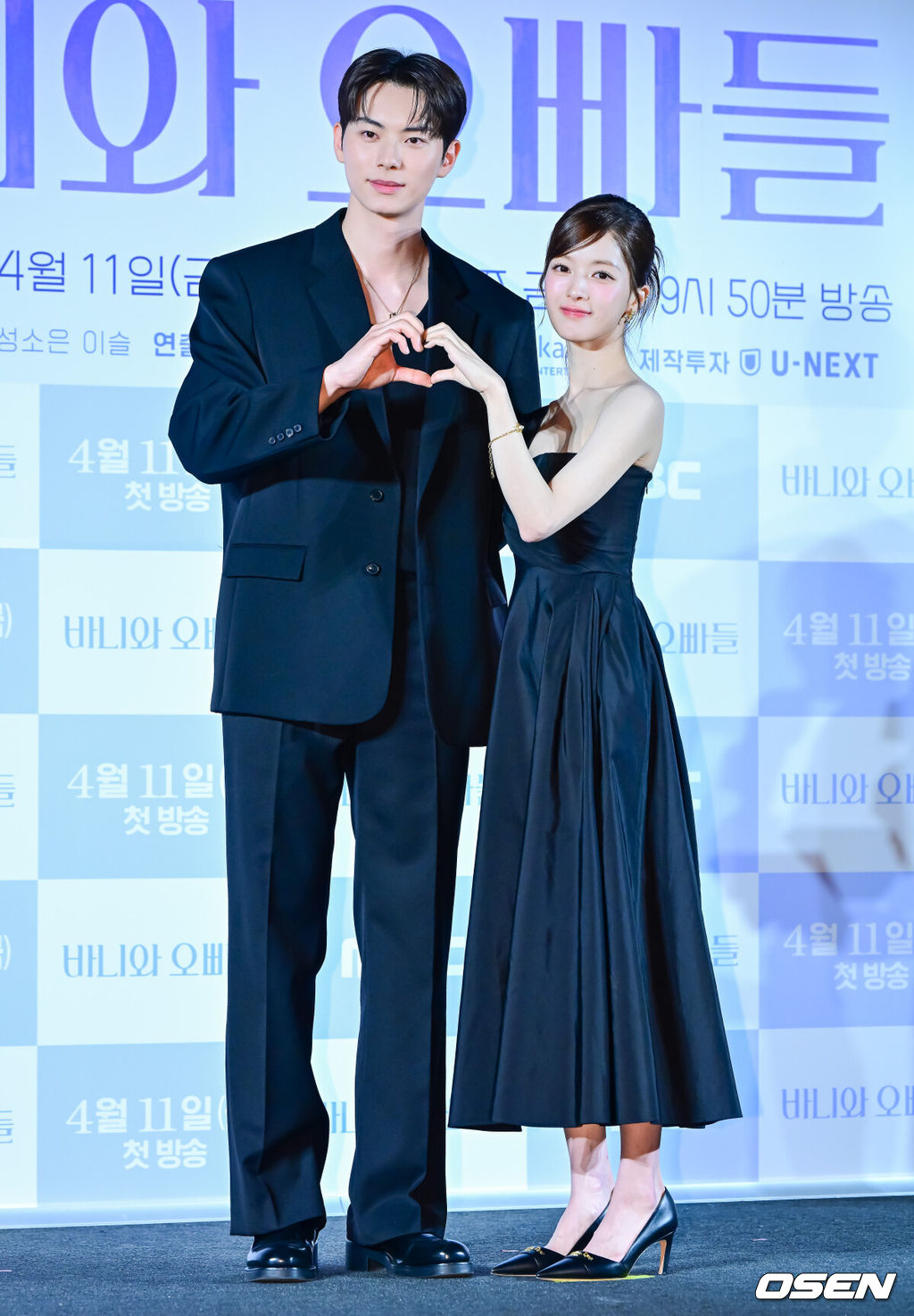 3일 오후 서울 용산구 CGV 용산아이파크몰에서 MBC 새 금토드라마 '바니와 오빠들' 제작발표회가 열렸다. '바니와 오빠들'은 흑역사로 남아버린 첫 연애 이후, 갑자기 다가온 매력적인 남자들과 엮이게 된 바니의 남친 찾기 로맨스 드라마다. 'MZ여신'으로 불리는 배우 노정의가 타이틀 롤을 맡아 신예 이채민, 조준영과 호흡을 맞추기로 해 기대를 모으고 있다. 배우 이채민, 노정의가 포토타임을 하고 있다. 2025.04.03 / jpnews@osen.co.kr