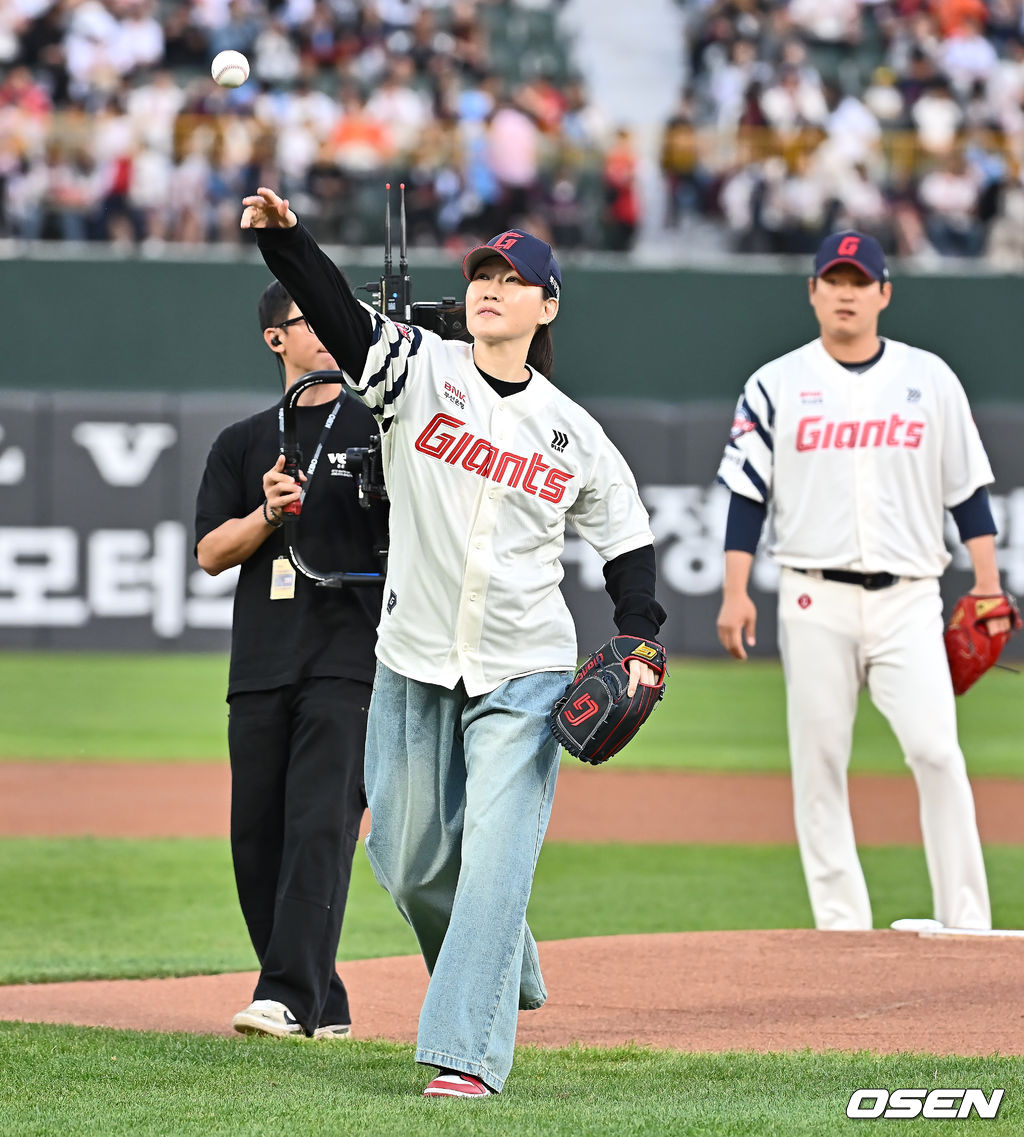 2일 부산 사직야구장에서 2025 신한 SOL 뱅크 KBO 리그 롯데 자이언츠와 NC 다이노스의 경기가 열렸다. 홈팀 롯데는 나균안, 방문팀 NC는 최성영이 선발 출전했다.여자농구 BNK 썸 박정은 감독이 롯데 자이언츠 승리 기원 시구를 하고 있다. 2025.05.02 / foto0307@osen.co.kr