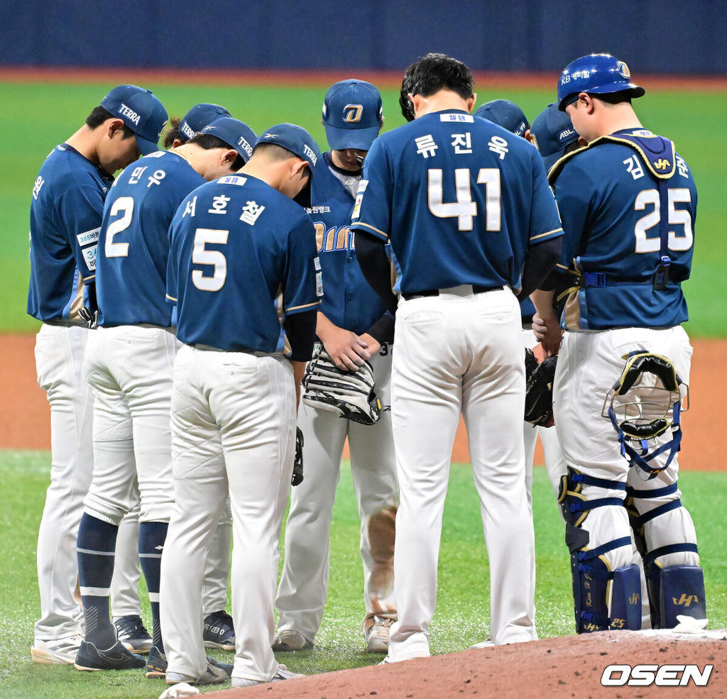 5일 오후 서울 고척스카이돔에서 2025 신한 SOL Bank KBO리그 키움 히어로즈와 NC 다이노스의 경기가 열렸다. 이 경기에서 NC는 키움에 7-5로 승리했다. 박민우가 4타수 2안타 2득점, 김주원이 4타수 1안타 1홈런 2타점, 손아섭이 5타수 2안타 2타점, 박건우가 4타수 2안타 2타점을 기록했다. 경기를 마치고 NC 선수들이 마운드 근처에 모여서 세리머니 대신 묵념을 하고 있다. 2025.04.05 / rumi@osen.co.kr