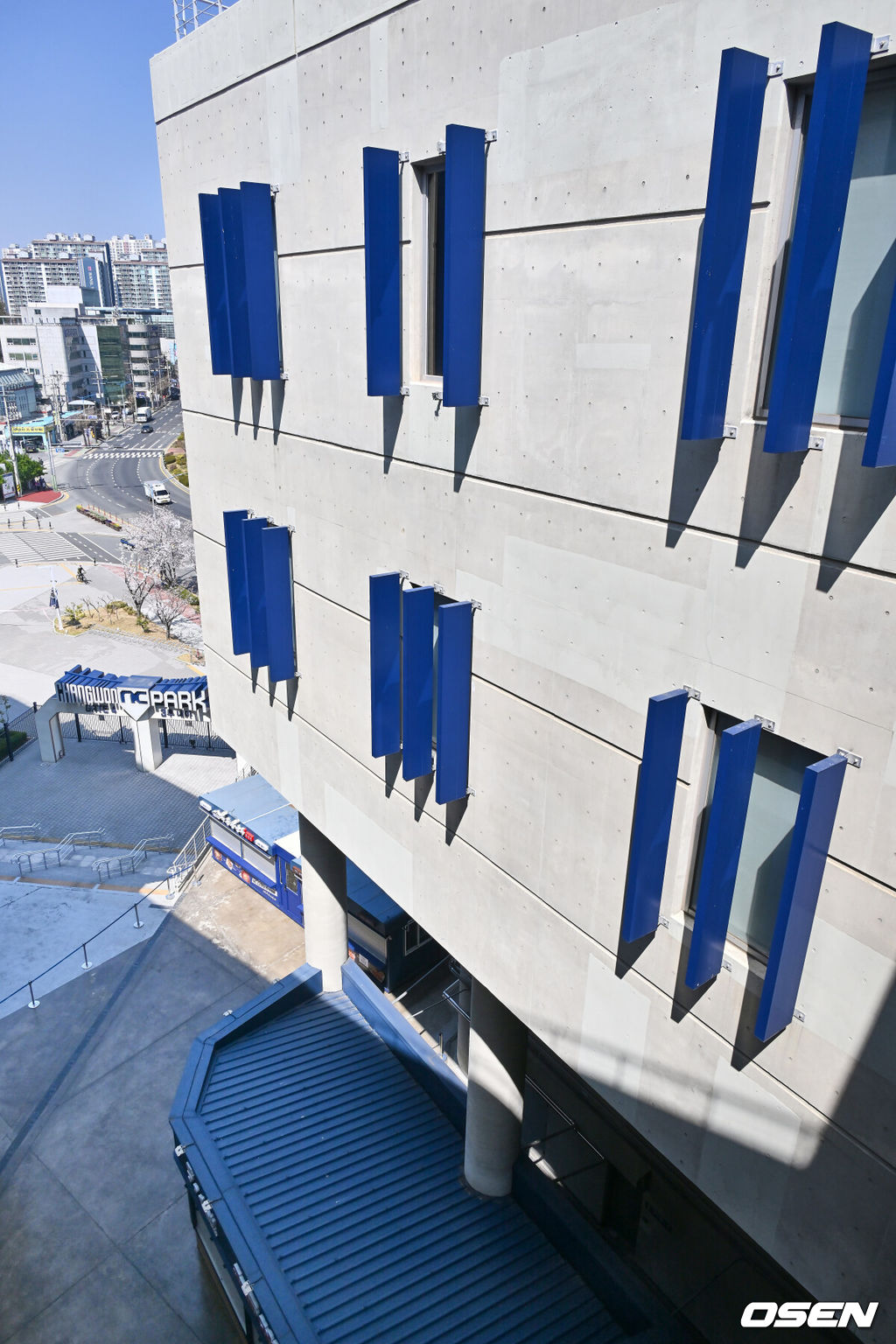 지난달 29일 LG 트윈스와 NC 다이노스와의 경기 중 3루 내야석 매점 부근 약 4층 높이에 있던 알루미늄 '루버'가 떨어져 관중이 사망하는 사고가 발생했다. 해당 사고의 여파로 지난 30일 LG와 NC의 경기는 즉각 취소됐고, 1일부터 3일까지 열리는 SSG 랜더스와의 경기는 3연전을 모두 취소했다. 또한 피해자 애도를 위해 1일 모든 경기는 전면 취소됐다. 관계자들이 창원NC파크 안전 점검을 이틀 동안 진행한다. 사진은 창원NC파크 사고 현장. 2025.04.01 / foto0307@osen.co.kr