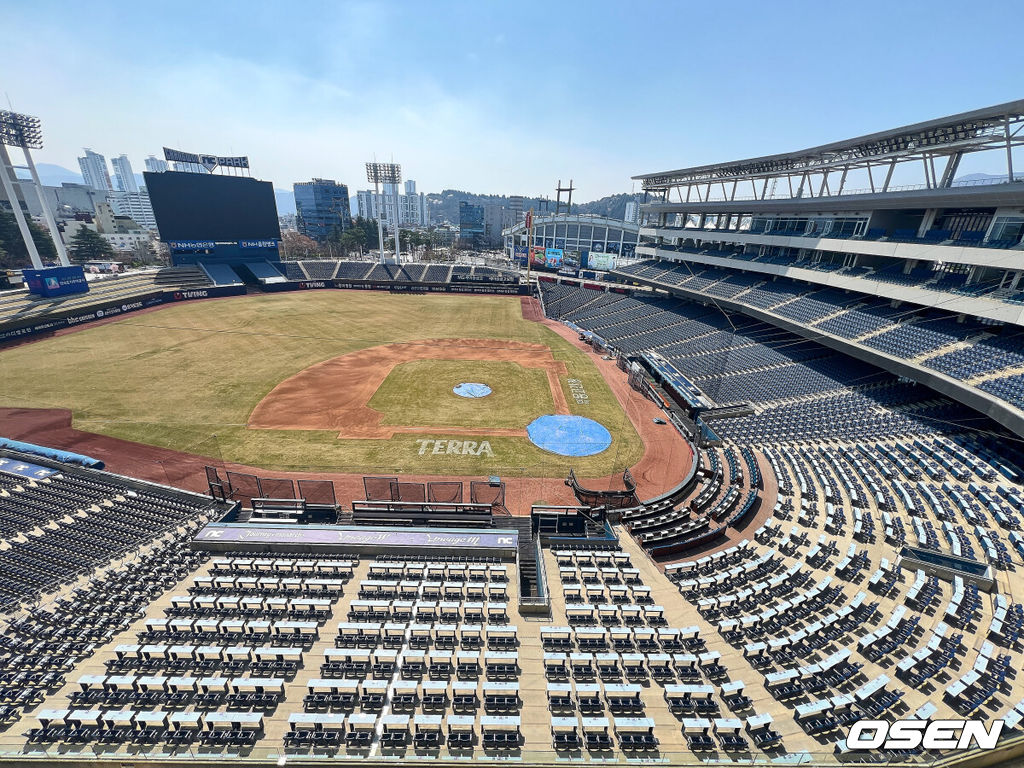 지난달 29일 LG 트윈스와 NC 다이노스와의 경기 중 3루 내야석 매점 부근 약 4층 높이에 있던 알루미늄 '루버'가 떨어져 관중이 사망하는 사고가 발생했다. 해당 사고의 여파로 지난 30일 LG와 NC의 경기는 즉각 취소됐고, 1일부터 3일까지 열리는 SSG 랜더스와의 경기는 3연전을 모두 취소했다. 또한 피해자 애도를 위해 1일 모든 경기는 전면 취소됐다. 관계자들이 창원NC파크 안전 점검을 이틀 동안 진행한다. 사진은 창원NC파크 전경. 2025.04.01 / foto0307@osen.co.kr