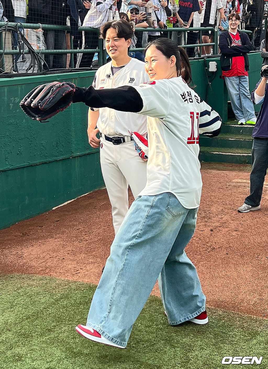 2일 부산 사직야구장에서 2025 신한 SOL 뱅크 KBO 리그 롯데 자이언츠와 NC 다이노스의 경기가 열렸다. 홈팀 롯데는 나균안, 방문팀 NC는 최성영이 선발 출전했다.부산 BNK 썸 박정은 감독이 롯데 자이언츠 김원중과 시구 연습을 하고 있다. 2025.05.02 / foto0307@osen.co.kr