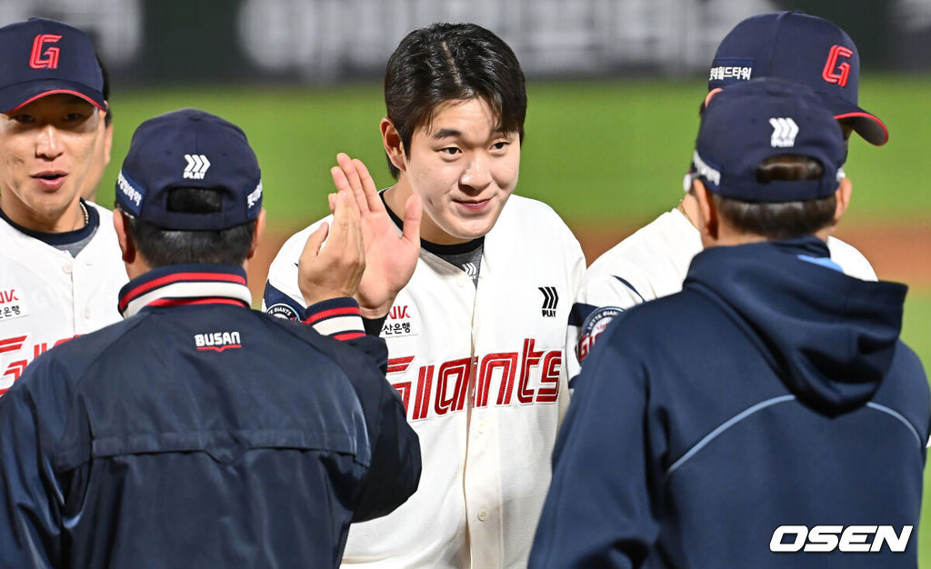 2일 부산 사직야구장에서 2025 신한 SOL 뱅크 KBO 리그 롯데 자이언츠와 NC 다이노스의 경기가 열렸다. 홈팀 롯데는 나균안, 방문팀 NC는 최성영이 선발 출전했다.롯데 자이언츠 나승엽이 NC 다이노스에 4-3 극적인 역전승을 올리고 김태형 감독과 하이파이브를 하고 있다. 2025.05.02 / foto0307@osen.co.kr