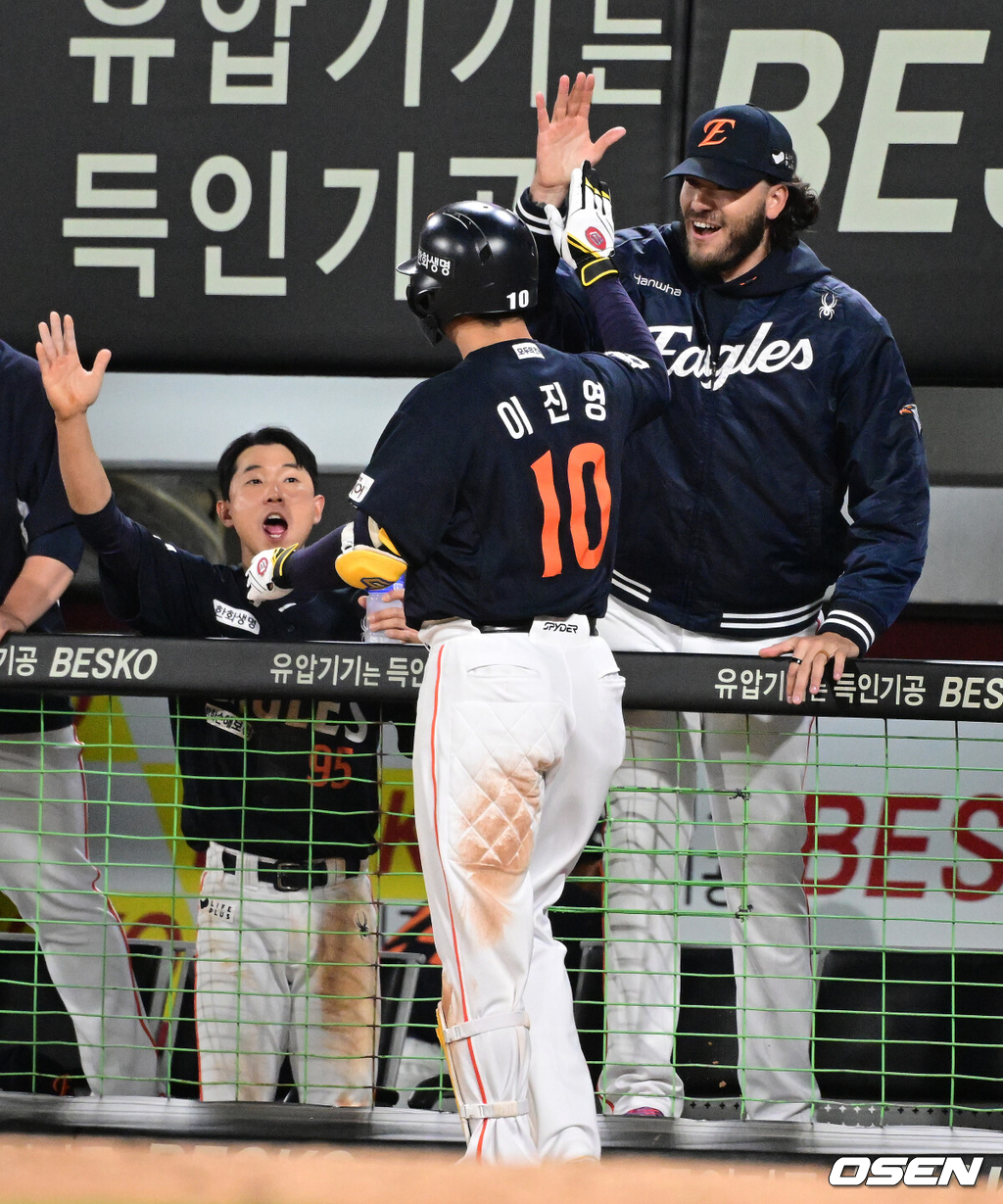 .5회초 무사 1루에서 한화 이진영이 역전 우월 투런포를 날리고 황영묵, 폰세와 기뻐하고 있다. 2025.05.02 /jpnews@osen.co.kr