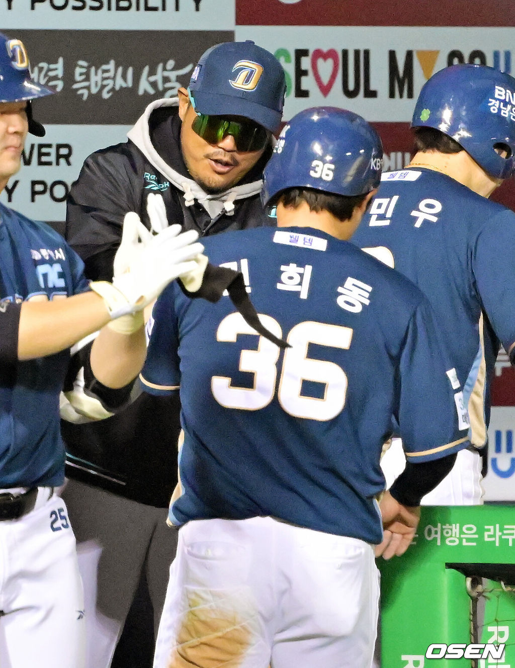 24일 오후 서울 잠실야구장에서 2025 신한 SOL Bank KBO리그 LG 트윈스와 NC 다이노스의 경기가 열렸다.홈팀 LG는 치리노스, 원정팀 NC는 라일리를 선발로 내세웠다4회초 1사 주자 2,3루 NC 서호철의 우중간 선취 2타점 적시타때 홈을 밟은 박민우와 권희동이 이호준 감독과 하이파이브를 하고 있다. 2025.04.24 / rumi@osen.co.kr