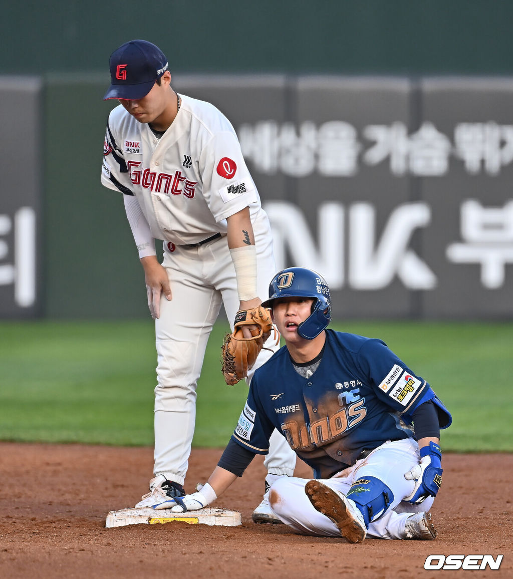 3일 부산 사직야구장에서 2025 신한 SOL 뱅크 KBO 리그 롯데 자이언츠와 NC 다이노스의 경기가 열린다. 홈팀 롯데는 박진, 방문팀 NC는 신민혁이 선발 출전한다.NC 다이노스 서호철이 3회초 2사 1,3루 1타점 2루타를 치고 다리 통증을 호소하고 있다. 2025.05.03 / foto0307@osen.co.kr