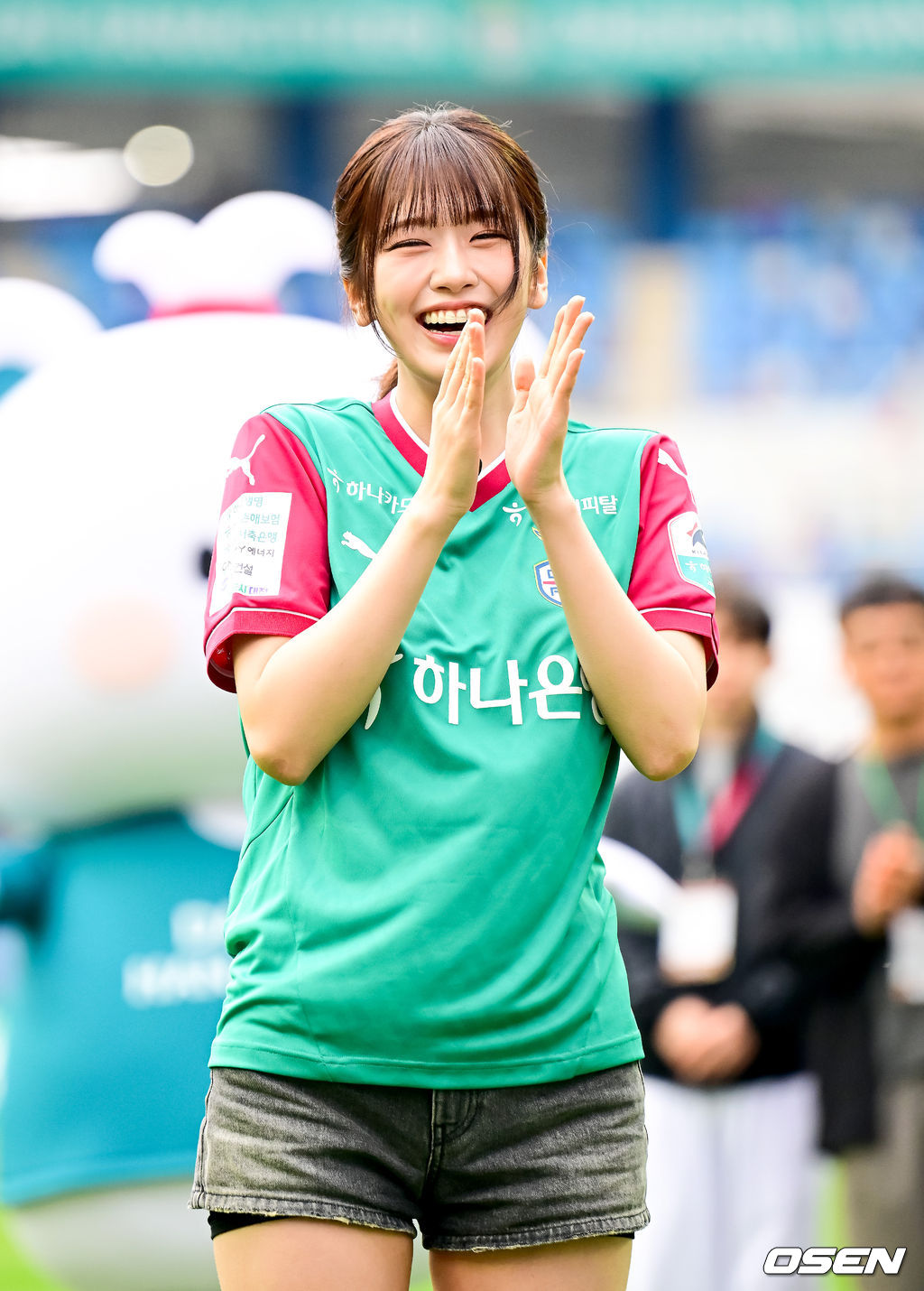 3일 오후 대전 유성구 대전월드컵경기장에서 ‘하나은행 K리그1 2025’ 11라운드 대전 하나 시티즌과 FC 안양의 경기가 열렸다. 대전은 7승 2무 2패로 리그 1위를, 안양은 5승 0무 6패로 리그 6위를 기록하고 있다. 경기 시작에 앞서 아이브 안유진이 시축을 하고 있다. 2025.05.03 / ksl0919@osen.co.kr