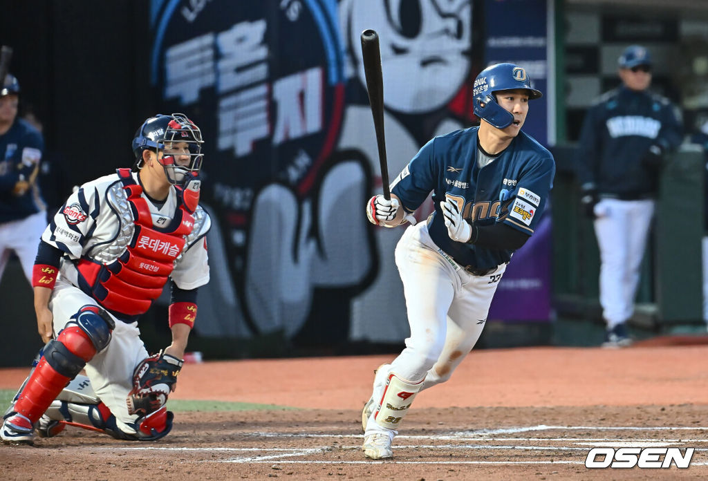 3일 부산 사직야구장에서 2025 신한 SOL 뱅크 KBO 리그 롯데 자이언츠와 NC 다이노스의 경기가 열렸다. 홈팀 롯데는 박진, 방문팀 NC는 신민혁이 선발 출전했다.NC 다이노스 한석현이 6회초 무사 2,3루 우익수 앞 1타점 안타를 치고 있다. 2025.05.03 / foto0307@osen.co.kr