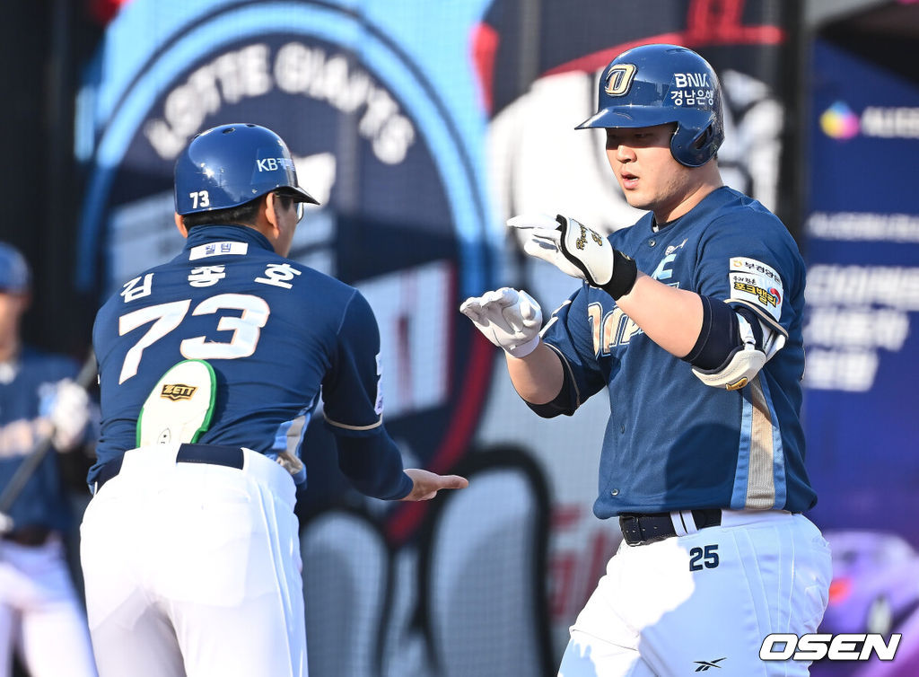 3일 부산 사직야구장에서 2025 신한 SOL 뱅크 KBO 리그 롯데 자이언츠와 NC 다이노스의 경기가 열린다. 홈팀 롯데는 박진, 방문팀 NC는 신민혁이 선발 출전한다.NC 다이노스 김형준이 2회초 좌월 솔로 홈런을 치고 하이파이브를 하고 있다. 2025.05.03 / foto0307@osen.co.kr