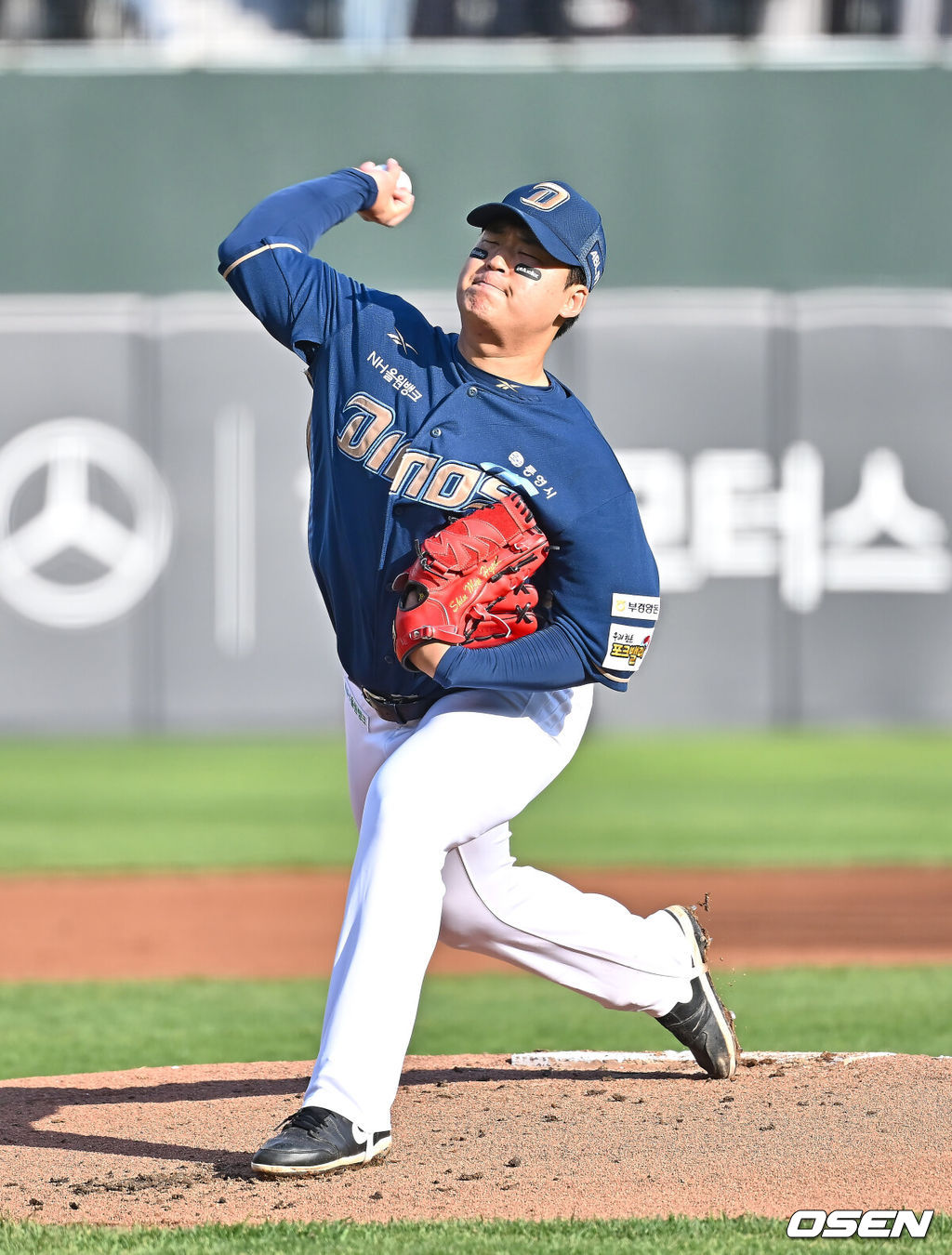 3일 부산 사직야구장에서 2025 신한 SOL 뱅크 KBO 리그 롯데 자이언츠와 NC 다이노스의 경기가 열린다. 홈팀 롯데는 박진, 방문팀 NC는 신민혁이 선발 출전한다.NC 다이노스 선발 투수 신민혁이 역투하고 있다. 2025.05.03 / foto0307@osen.co.kr