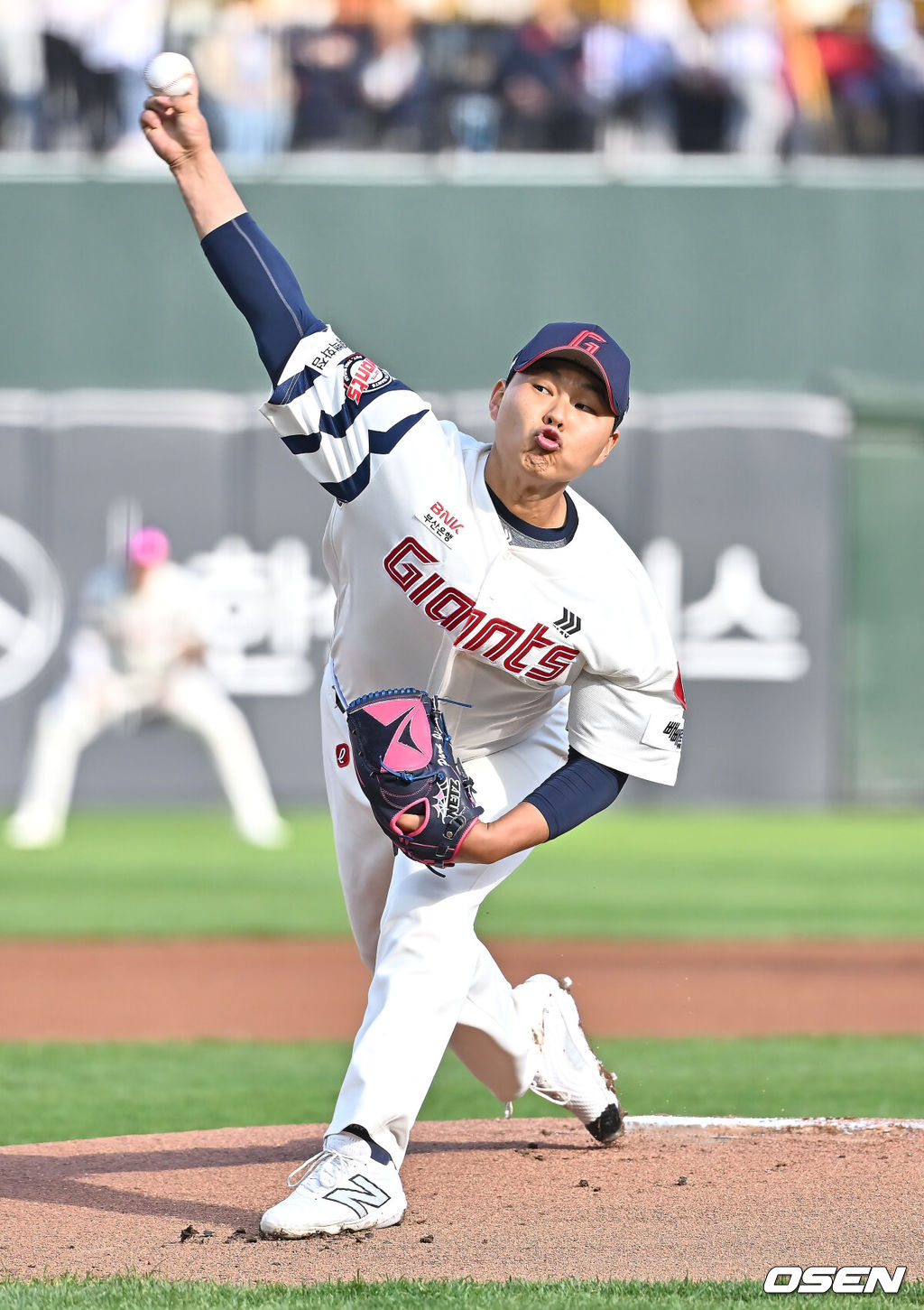 3일 부산 사직야구장에서 2025 신한 SOL 뱅크 KBO 리그 롯데 자이언츠와 NC 다이노스의 경기가 열린다. 홈팀 롯데는 박진, 방문팀 NC는 신민혁이 선발 출전한다.롯데 자이언츠 선발 투수 박진이 역투하고 있다. 2025.05.03 / foto0307@osen.co.kr