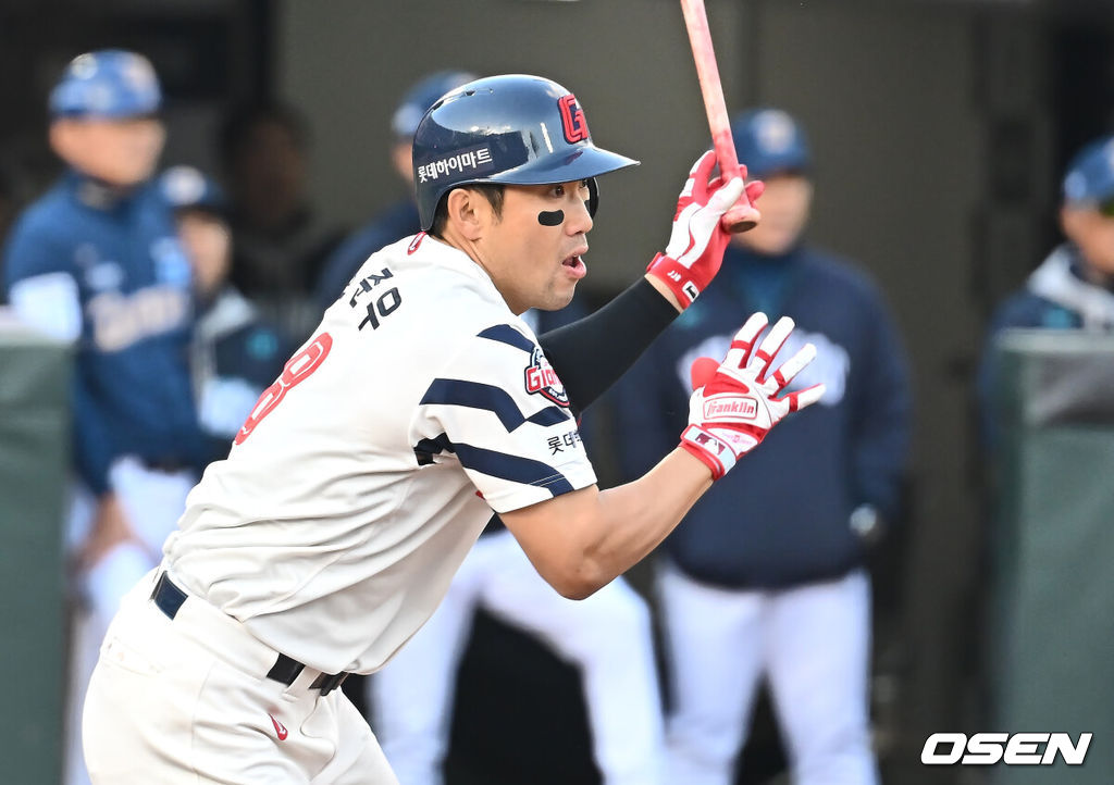 3일 부산 사직야구장에서 2025 신한 SOL 뱅크 KBO 리그 롯데 자이언츠와 NC 다이노스의 경기가 열린다. 홈팀 롯데는 박진, 방문팀 NC는 신민혁이 선발 출전한다.롯데 자이언츠 전준우가 힘찬 타격을 하고 있다. 2025.05.03 / foto0307@osen.co.kr