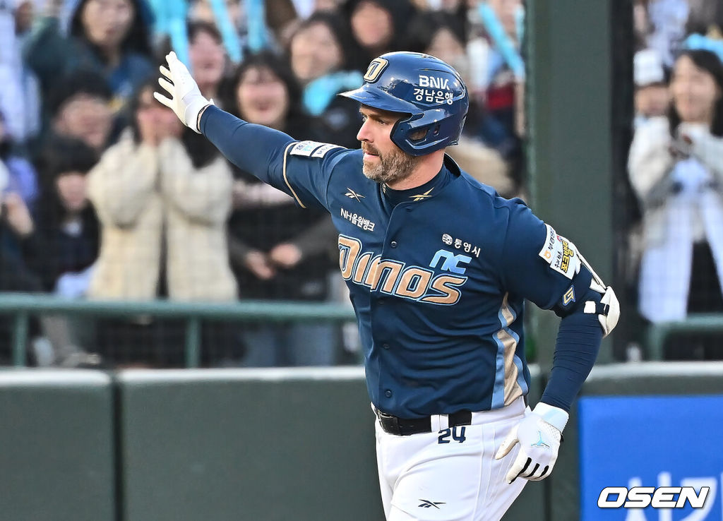 3일 부산 사직야구장에서 2025 신한 SOL 뱅크 KBO 리그 롯데 자이언츠와 NC 다이노스의 경기가 열린다. 홈팀 롯데는 박진, 방문팀 NC는 신민혁이 선발 출전한다.NC 다이노스 데이비슨이 5회초 1사 좌월 솔로 홈런을 치고 하이파이브를 하고 있다. 2025.05.03 / foto0307@osen.co.kr