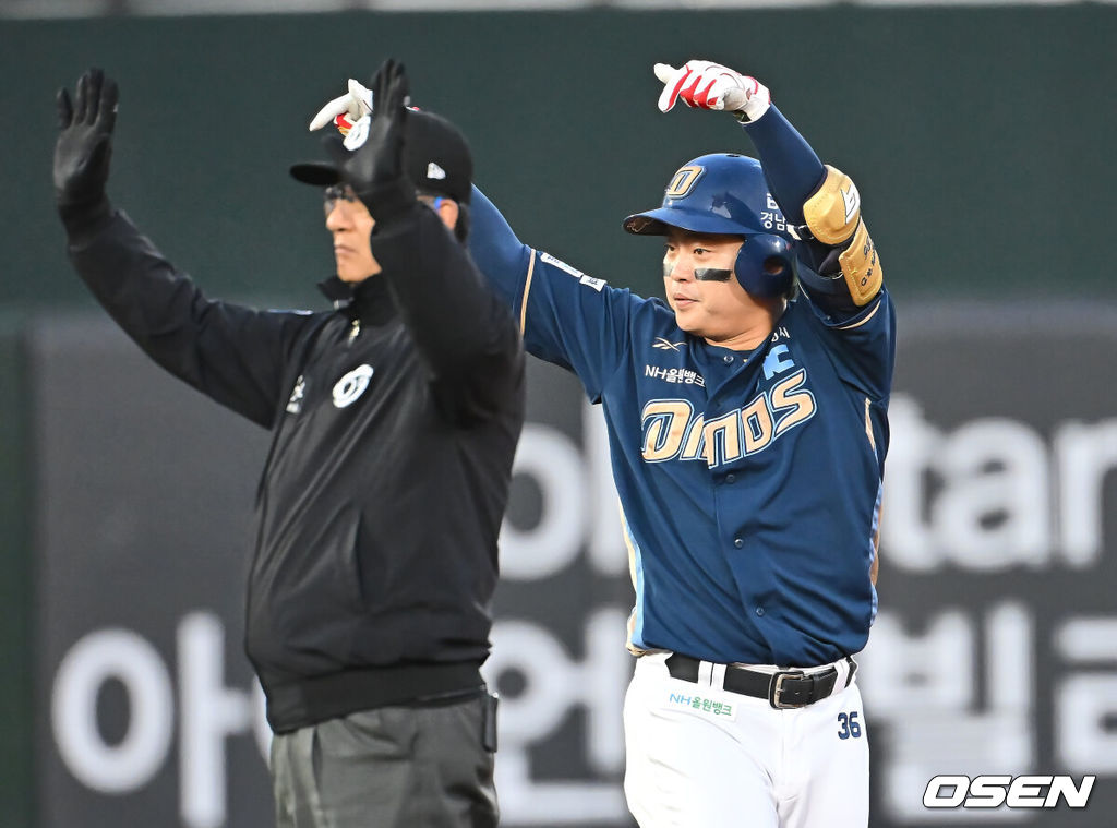 3일 부산 사직야구장에서 2025 신한 SOL 뱅크 KBO 리그 롯데 자이언츠와 NC 다이노스의 경기가 열렸다. 홈팀 롯데는 박진, 방문팀 NC는 신민혁이 선발 출전했다.NC 다이노스 권희동이 6회초 무사 1,3루 우중간 2타점 2루타를 치고 세리머니를 하고 있다. 2025.05.03 / foto0307@osen.co.kr