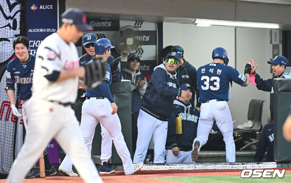 3일 부산 사직야구장에서 2025 신한 SOL 뱅크 KBO 리그 롯데 자이언츠와 NC 다이노스의 경기가 열렸다. 홈팀 롯데는 박진, 방문팀 NC는 신민혁이 선발 출전했다.NC 다이노스 한석현이 6회초 무사 1,3루 권희동의 우중간 2루타때 득점을 올리고 이호준 감독과 하이파이브를 하고 있다. 2025.05.03 / foto0307@osen.co.kr