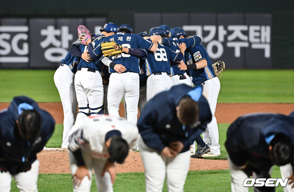 3일 부산 사직야구장에서 2025 신한 SOL 뱅크 KBO 리그 롯데 자이언츠와 NC 다이노스의 경기가 열렸다. 홈팀 롯데는 박진, 방문팀 NC는 신민혁이 선발 출전했다.NC 다이노스 선수들이 롯데 자이언츠에 13-4로 승리, 기쁨을 나누고 있다. 2025.05.03 / foto0307@osen.co.kr