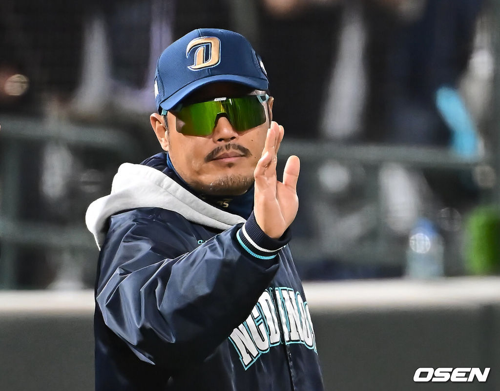 3일 부산 사직야구장에서 2025 신한 SOL 뱅크 KBO 리그 롯데 자이언츠와 NC 다이노스의 경기가 열렸다. 홈팀 롯데는 박진, 방문팀 NC는 신민혁이 선발 출전했다.NC 다이노스 이호준 감독이 롯데 자이언츠에 13-4로 승리, 하이파이브를 하고 있다. 2025.05.03 / foto0307@osen.co.kr