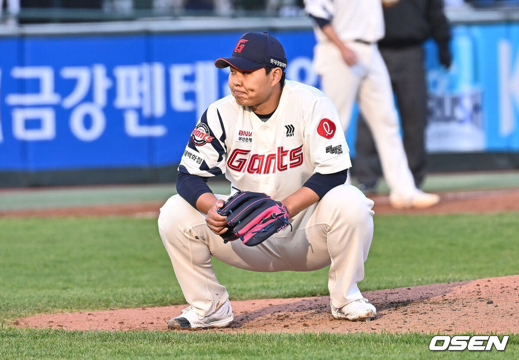 3일 부산 사직야구장에서 2025 신한 SOL 뱅크 KBO 리그 롯데 자이언츠와 NC 다이노스의 경기가 열린다. 홈팀 롯데는 박진, 방문팀 NC는 신민혁이 선발 출전한다.롯데 자이언츠 선발 투수 박진이 3회초 1실점 하고 아쉬운 표정을 짓고 있다. 2025.05.03 / foto0307@osen.co.kr