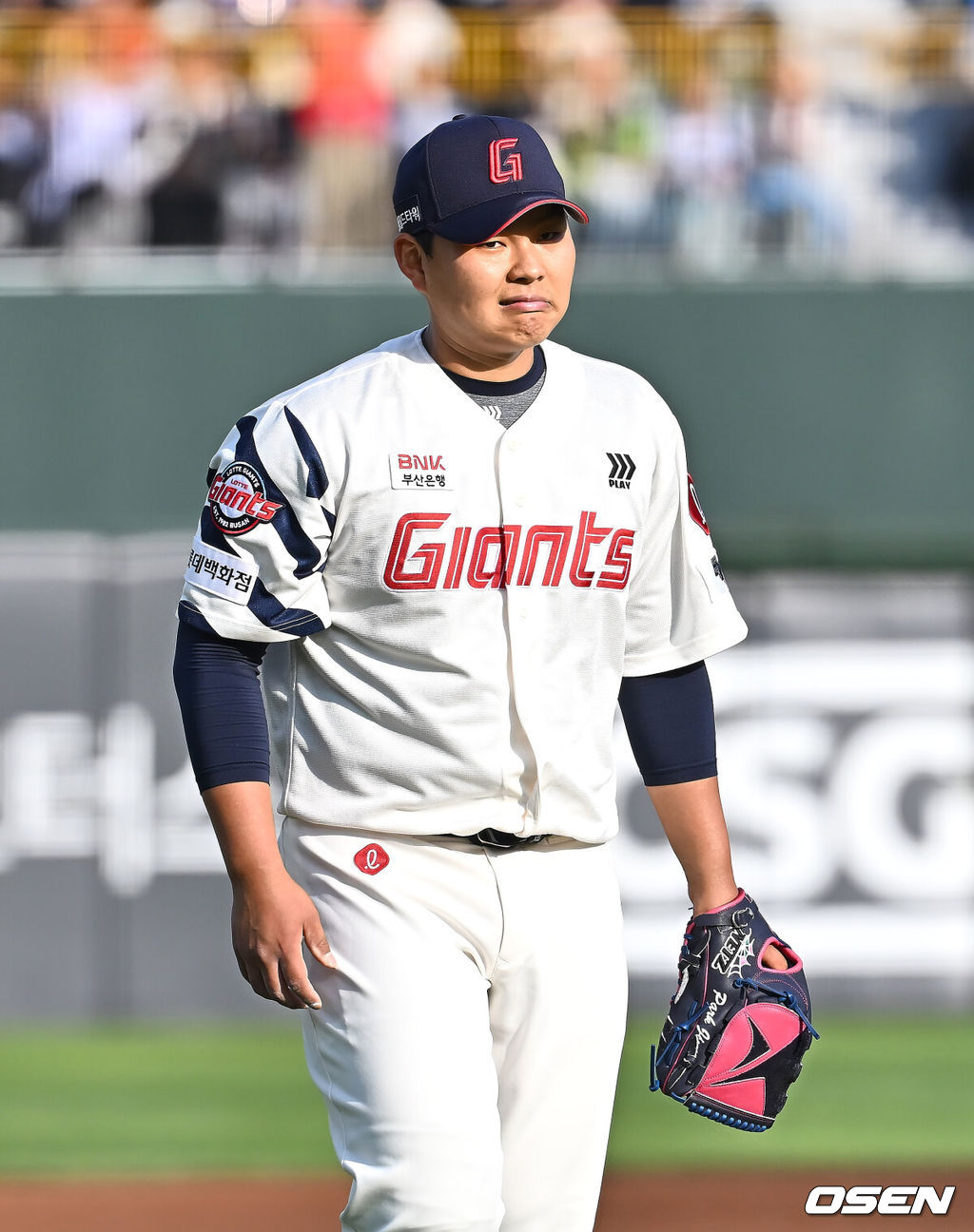 3일 부산 사직야구장에서 2025 신한 SOL 뱅크 KBO 리그 롯데 자이언츠와 NC 다이노스의 경기가 열린다. 홈팀 롯데는 박진, 방문팀 NC는 신민혁이 선발 출전한다.롯데 자이언츠 선발 투수 박진이 1회초 2실점하고 아쉬운 표정을 짓고 있다. 2025.05.03 / foto0307@osen.co.kr