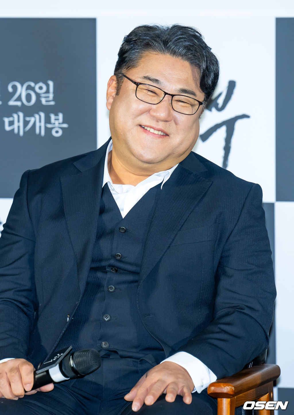 7일 오전 서울 용산구 한강대로 CGV 용산아이파크몰에서 영화 '승부' 제작보고회가 열렸다.영화 '승부'는 대한민국 최고의 바둑 레전드 조훈현(이병헌 분)이 제자와의 대결에서 패한 후 타고난 승부사 기질로 다시 한번 정상에 도전하는 이야기를 그린다.배우 고창석이 입장하며 포즈를 취하고 있다. 2025.03.07 / rumi@osen.co.kr