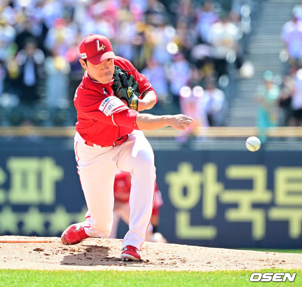 4일 오후 서울 잠실야구장에서 2025 신한 SOL Bank KBO리그 LG 트윈스와 SSG 랜더스의 경기가 열렸다.이날 엘리에이저 에르난데스의 부상 대체 외국인투수로 LG에 입단한 코엔 윈이 KBO리그 데뷔전을 갖는다. SSG 선발은 박종훈.1회말 SSG 박종훈이 역투하고 있다. 2025.05.04 /jpnews@osen.co.kr