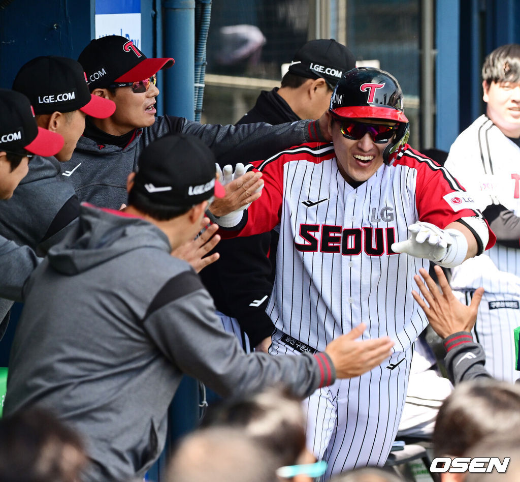 4일 오후 서울 잠실야구장에서 2025 신한 SOL Bank KBO리그 LG 트윈스와 SSG 랜더스의 경기가 열렸다.이날 엘리에이저 에르난데스의 부상 대체 외국인투수로 LG에 입단한 코엔 윈이 KBO리그 데뷔전을 갖는다. SSG 선발은 박종훈.1회말 무사에서 LG 박동원이 문보경의 좌월 만루홈런에 이어 백투백 솔로포를 날리며 염경엽 감독과 기뻐하고 있다. 2025.05.04 /jpnews@osen.co.kr