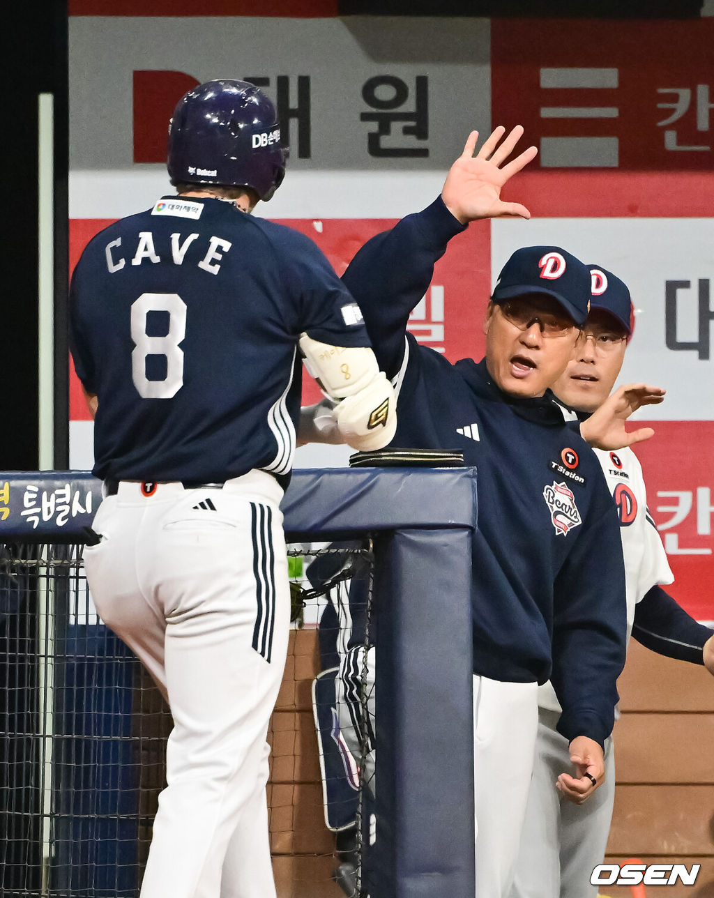 24일 오후 서울 고척스카이돔에서 ‘2025 신한 SOL BANK KBO리그’  키움 히어로즈와 두산 베어스의 경기가 진행됐다.이날 키움은 김연주를 두산은 콜어빈을 선발투수로 내세웠다.3회초 무사 1루 두산 케이브가 2점 홈런을 날리고 이승엽 감독과 하이파이브 하고 있다.   2025.04.24 / soul1014@osen.co.kr