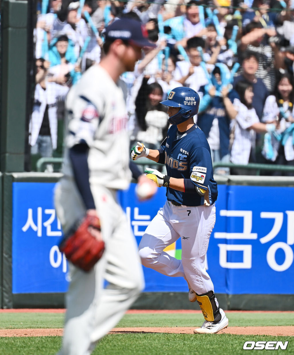 4일 부산 사직야구장에서 2025 신한 SOL 뱅크 KBO 리그 롯데 자이언츠와 NC 다이노스의 경기가 열렸다. 홈팀 롯데는 반즈, 방문팀 NC는 김녹원이 선발 출전했다.NC 다이노스 김주원이 3회초 1사 좌중월 백투백 홈런을 치고 그라운드를 돌고 있다. 2025.05.04 / 