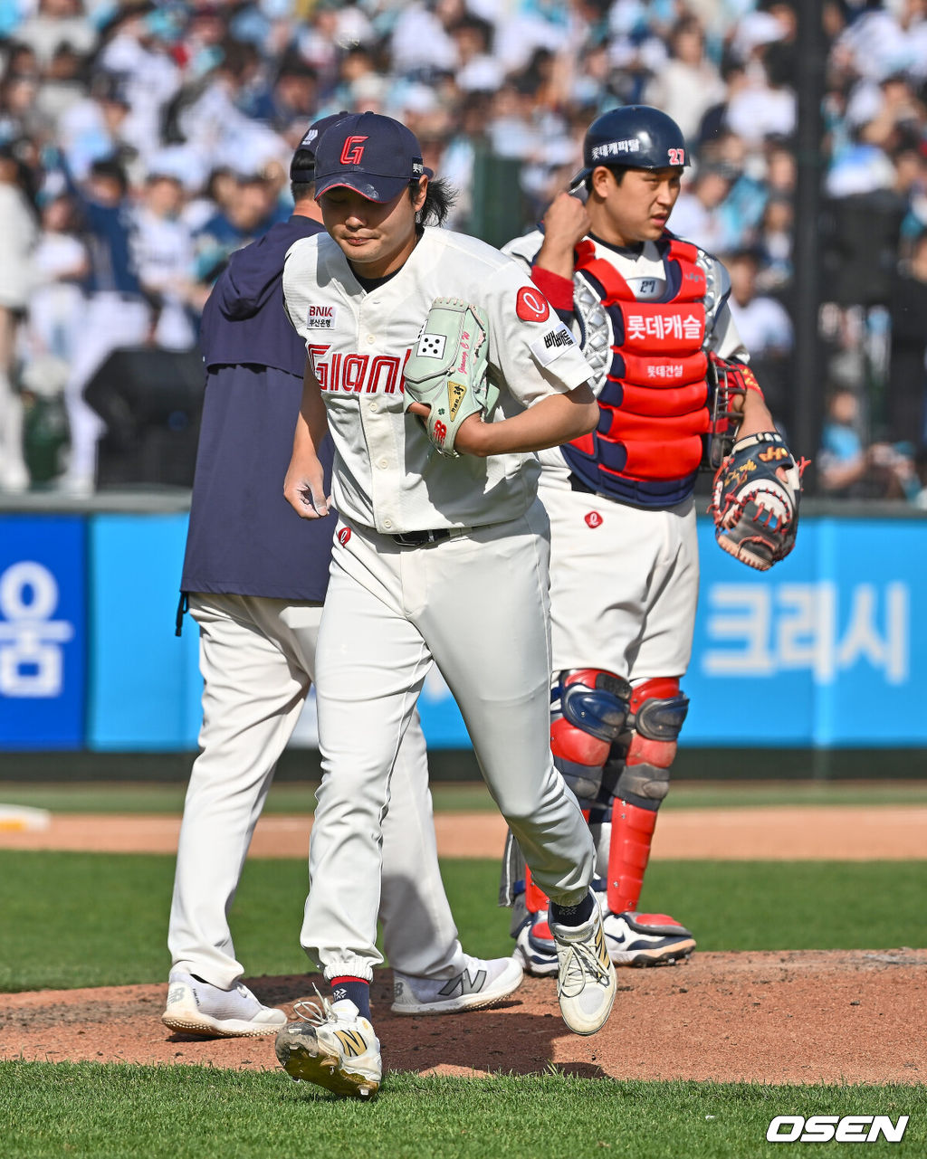 4일 부산 사직야구장에서 2025 신한 SOL 뱅크 KBO 리그 롯데 자이언츠와 NC 다이노스의 경기가 열렸다. 홈팀 롯데는 반즈, 방문팀 NC는 김녹원이 선발 출전했다.롯데 자이언츠 정철원이 7회초 NC 다이노스 김형준에게 역전 3점 홈런을 허용하고 교체되고 있다. 2025.05.04 / foto0307@osen.co.kr