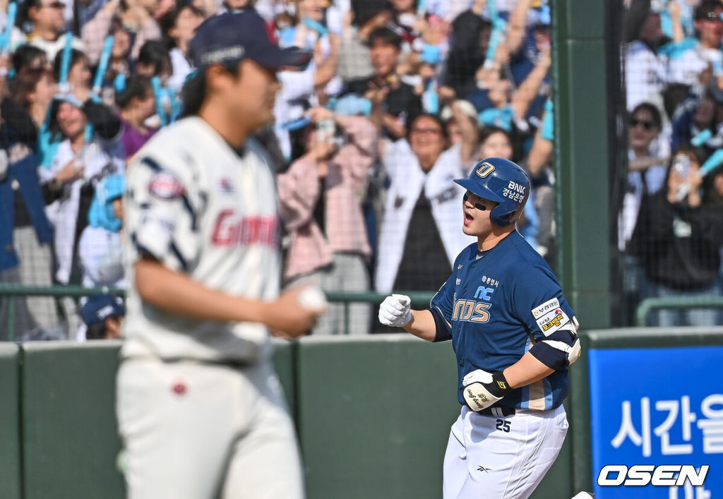 4일 부산 사직야구장에서 2025 신한 SOL 뱅크 KBO 리그 롯데 자이언츠와 NC 다이노스의 경기가 열렸다. 홈팀 롯데는 반즈, 방문팀 NC는 김녹원이 선발 출전했다.NC 다이노스 김형준이 7회초 1사 1,2루 좌중월 역전 3점 홈런을 치고 환호하고 있다. 2025.05.04 / foto0307@osen.co.kr
