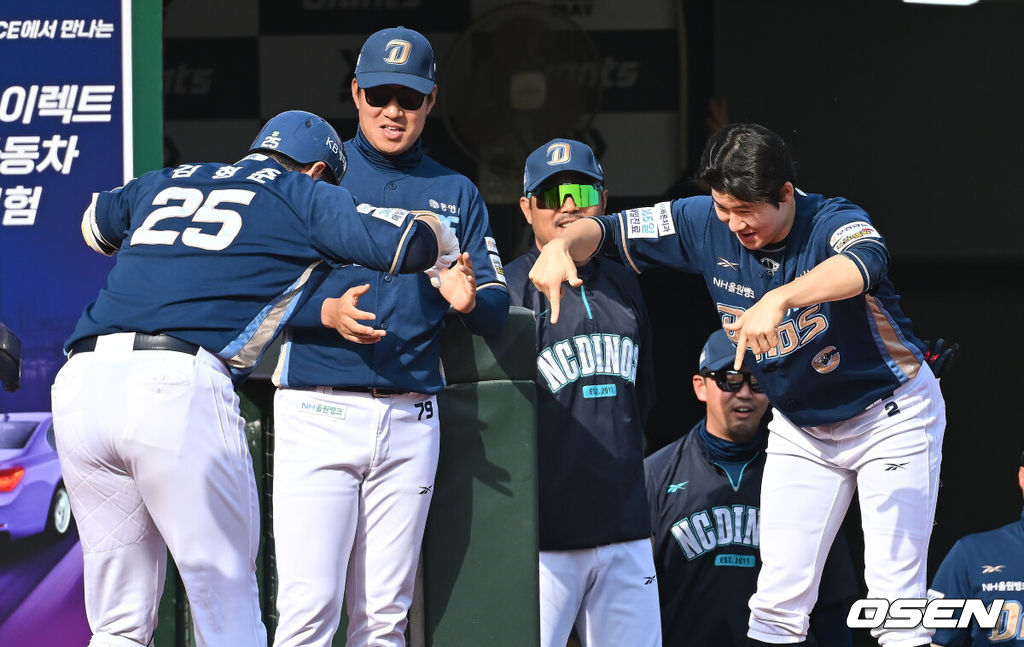 4일 부산 사직야구장에서 2025 신한 SOL 뱅크 KBO 리그 롯데 자이언츠와 NC 다이노스의 경기가 열렸다. 홈팀 롯데는 반즈, 방문팀 NC는 김녹원이 선발 출전했다.NC 다이노스 김형준이 7회초 1사 1,2루 좌중월 역전 3점 홈런을 치고 축하를 받고 있다. 2025.05.04 / foto0307@osen.co.kr