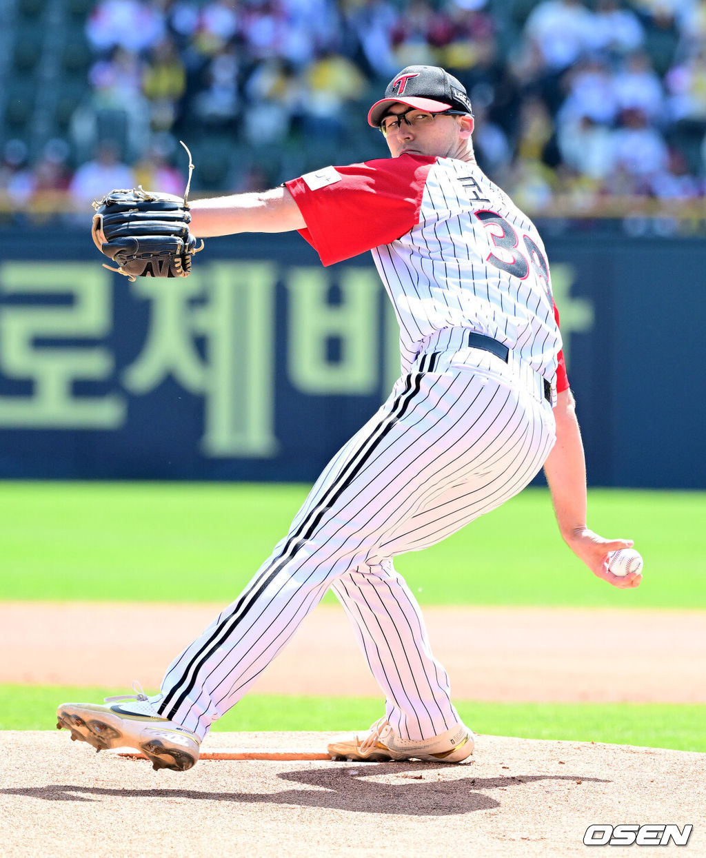 4일 오후 서울 잠실야구장에서 2025 신한 SOL Bank KBO리그 LG 트윈스와 SSG 랜더스의 경기가 열렸다.이날 엘리에이저 에르난데스의 부상 대체 외국인투수로 LG에 입단한 코엔 윈이 KBO리그 데뷔전을 갖는다. SSG 선발은 박종훈.1회 LG 코엔 윈이 투구를 준비하고 있다. 2025.05.04 /jpnews@osen.co.kr