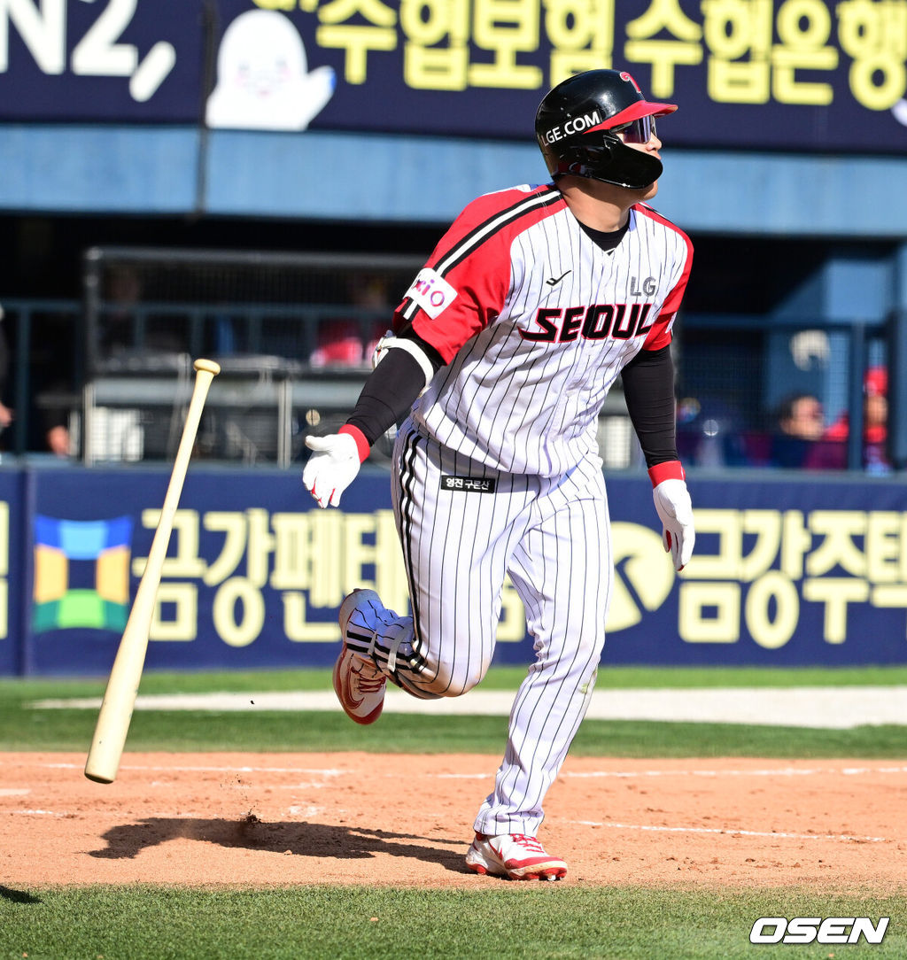 4일 오후 서울 잠실야구장에서 2025 신한 SOL Bank KBO리그 LG 트윈스와 SSG 랜더스의 경기가 열렸다.이날 엘리에이저 에르난데스의 부상 대체 외국인투수로 LG에 입단한 코엔 윈이 KBO리그 데뷔전을 갖는다. SSG 선발은 박종훈.8회말 2사 1,2루에서 LG 문보경이 우중간 뒤 스리런포를 날리고 있다. 2025.05.04 /jpnews@osen.co.kr