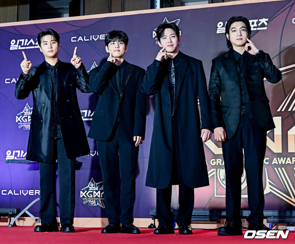 17일 오후 인천 중구 운서동 인스파이어 아레나에서 '제1회 코리아 그랜드 뮤직 어워즈(2024 KGMA)'가 열렸다.'2024 KGMA'는 새로운 K팝 축제를 표방하는 시상식으로 배우 남지현과 뉴진스 하니, 에스파 윈터가 MC로 호흡을 맞춘다.가수 데이식스가 포즈를 취하고 있다. 2024.11.17 / jpnews@osen.co.kr