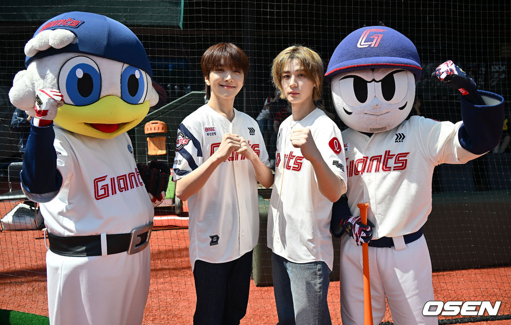 4일 부산 사직야구장에서 2025 신한 SOL 뱅크 KBO 리그 롯데 자이언츠와 NC 다이노스의 경기가 열렸다. 홈팀 롯데는 반즈, 방문팀 NC는 김녹원이 선발 출전했다.보이넥스트도어 운학과 이한이 롯데 자이언츠 승리 기원 시구와 시타를 앞두고 포즈를 취하고 있다. 2025.05.04 / foto0307@osen.co.kr