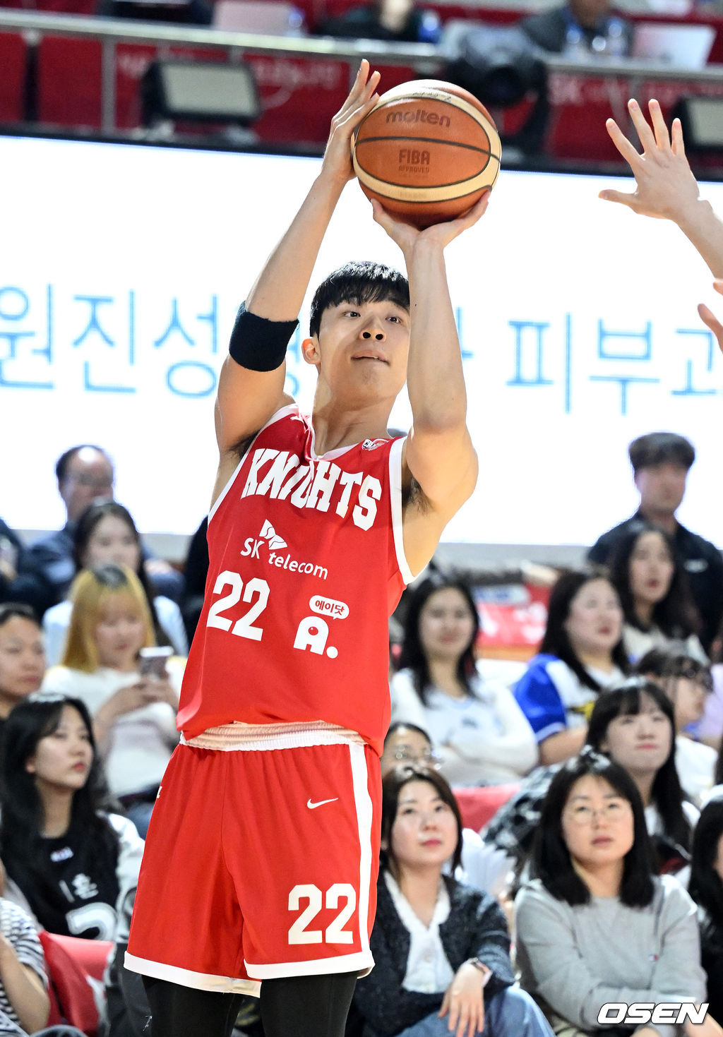 25일 오후 서울 잠실학생체육관에서 2024~2025시즌 KCC 프로농구 4강 PO(5전3승제) 2차전 서울 SK와 수원 KT의 경기가 열렸다. 정규리그에서 KT에 5승 1패로 강했던 SK가 1차전에서 65-61로 승리했다.4강 PO 1차전 승리 팀은 54회 중 42회(77.8%) 챔피언결정전에 진출했다.4쿼터 SK 오재현이 슛을 시도하고 있다. 2025.04.25 /sunday@osen.co.kr