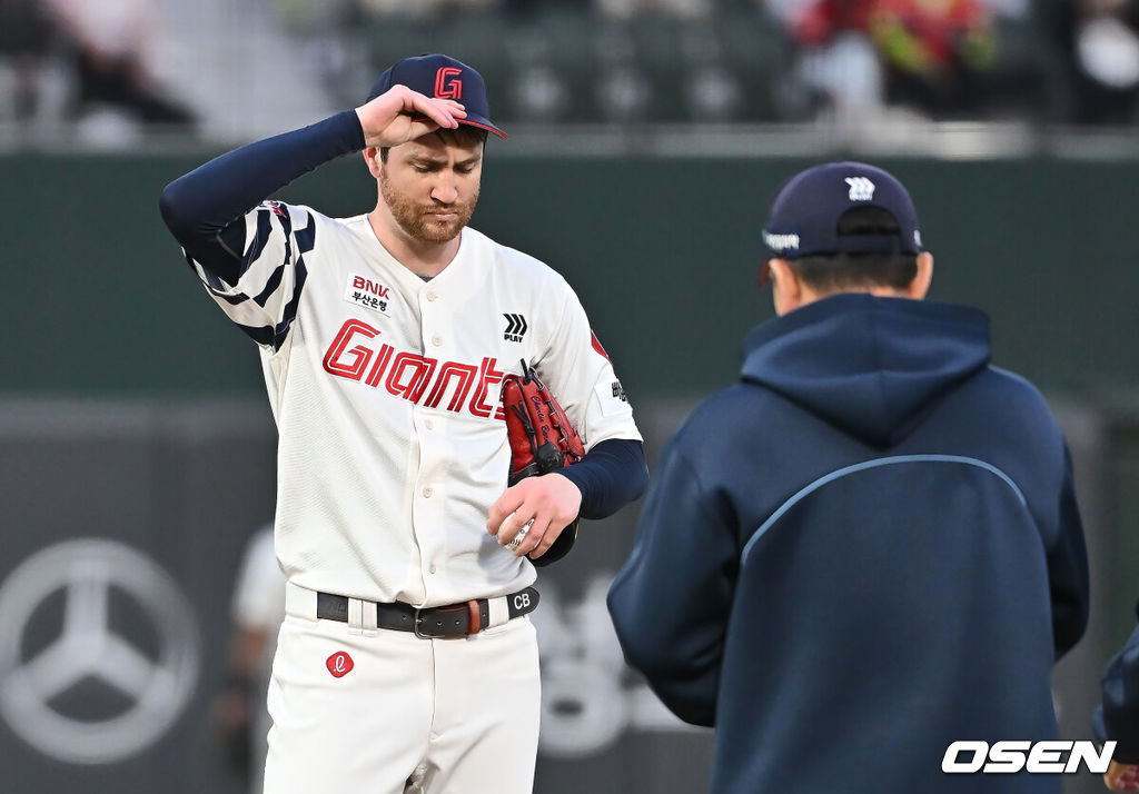23일 부산 사직야구장에서 2025 신한 SOL 뱅크 KBO 리그 롯데 자이언츠와 한화 이글스의 경기가 열렸다. 홈팀 롯데는 반즈, 방문팀 한화는 와이스가 선발 출전했다.롯데 자이언츠 선발 투수 반즈가 1회초부터 대량 실점이 이어지자 어두운 표정을 짓고 있다. 2025.04.23 / foto0307@osen.co.kr